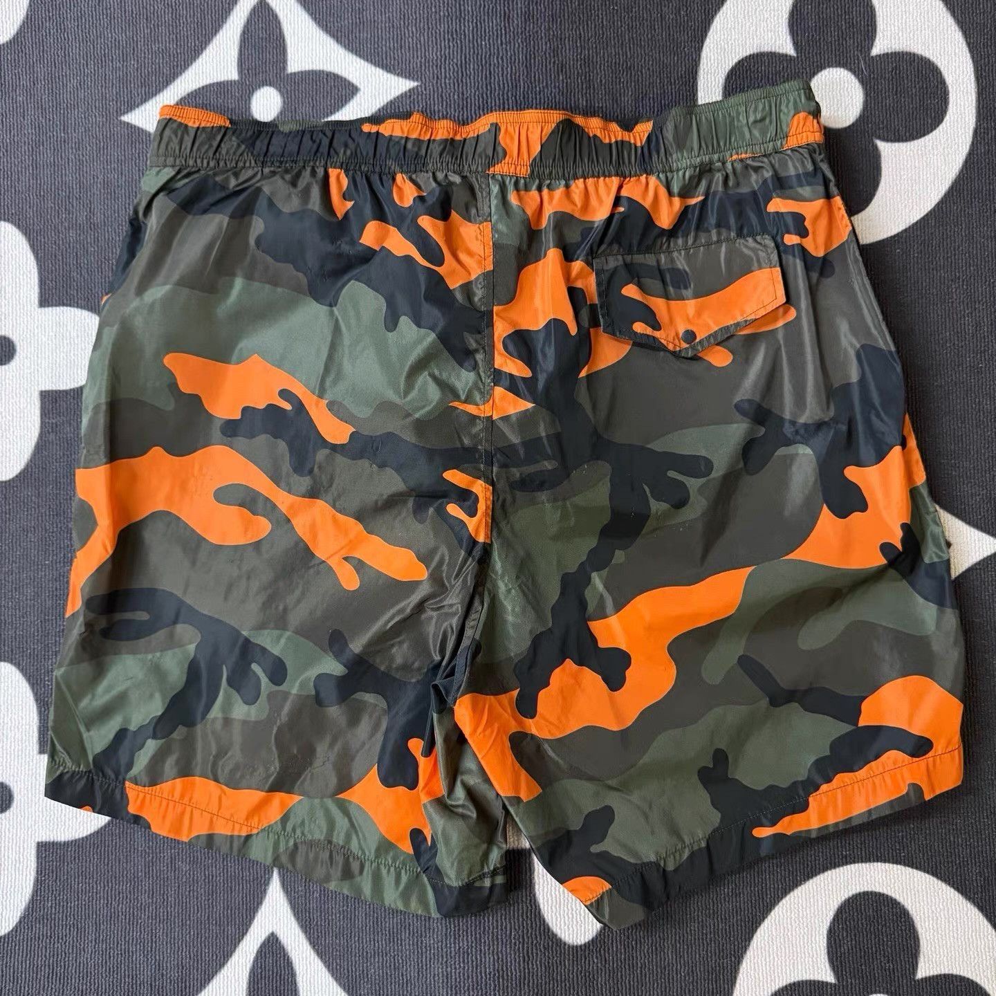 Valentino Valentino Orange & Green Camo Shorts Q10 Size US 36 / EU 52 - 3 Thumbnail