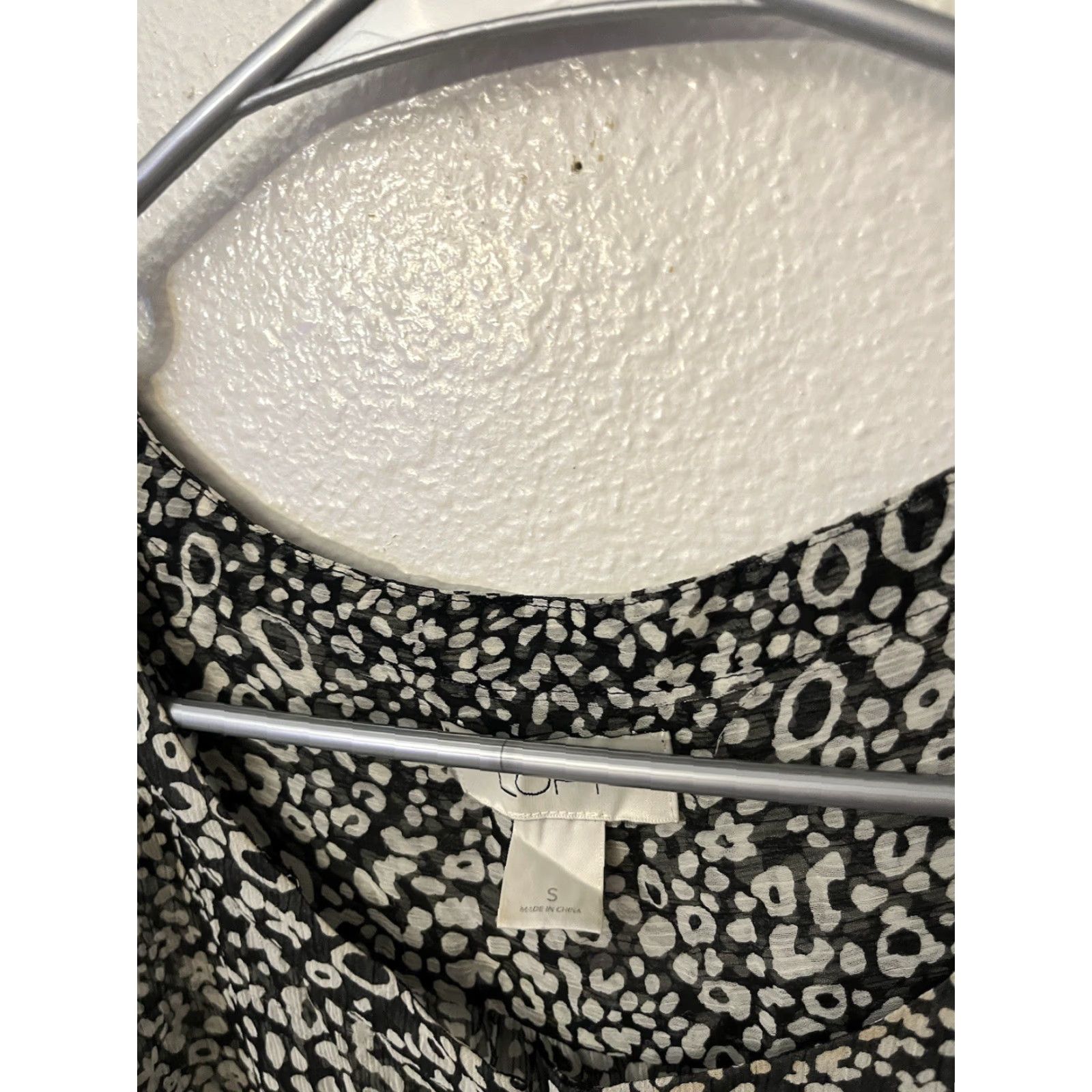 Loft LOFT Blouse Women’s Small Leopard Animal Print 3/4 Sleeve Henley Pocket Button Shirt Size S / US 4 / IT 40 - 3 Thumbnail