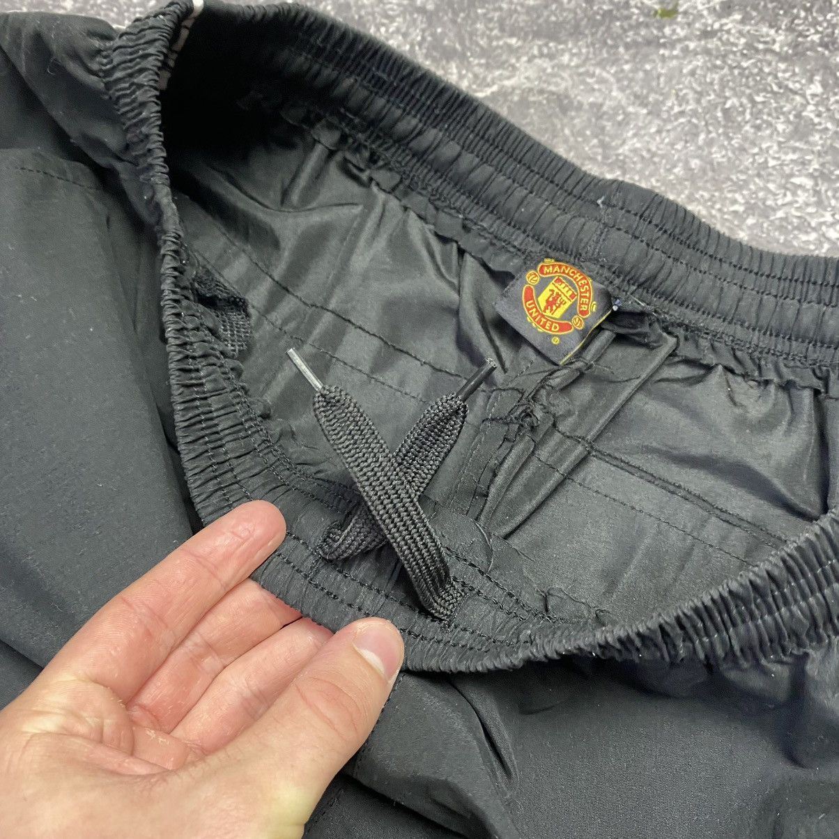 Vintage Vintage Manchester United Small Logo football team shorts Size US 34 / EU 50 - 8 Thumbnail