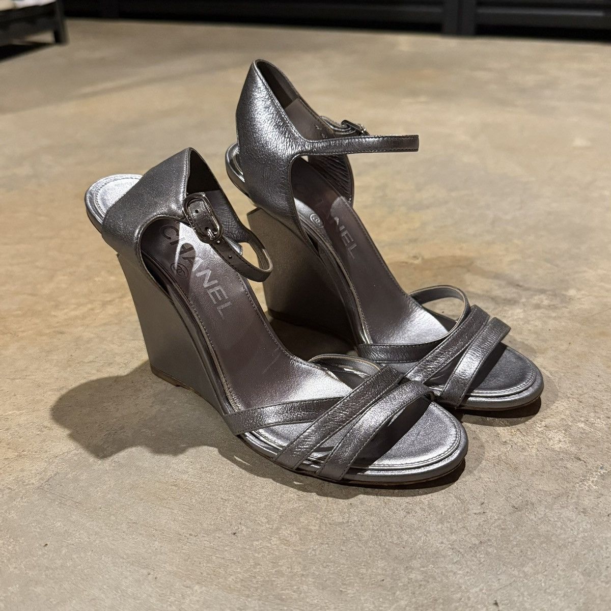 Chanel Chanel Interlocking CC Logo Silver Pearl Wedge Sandals EU 36 Size US 6 / IT 36 - 12 Thumbnail