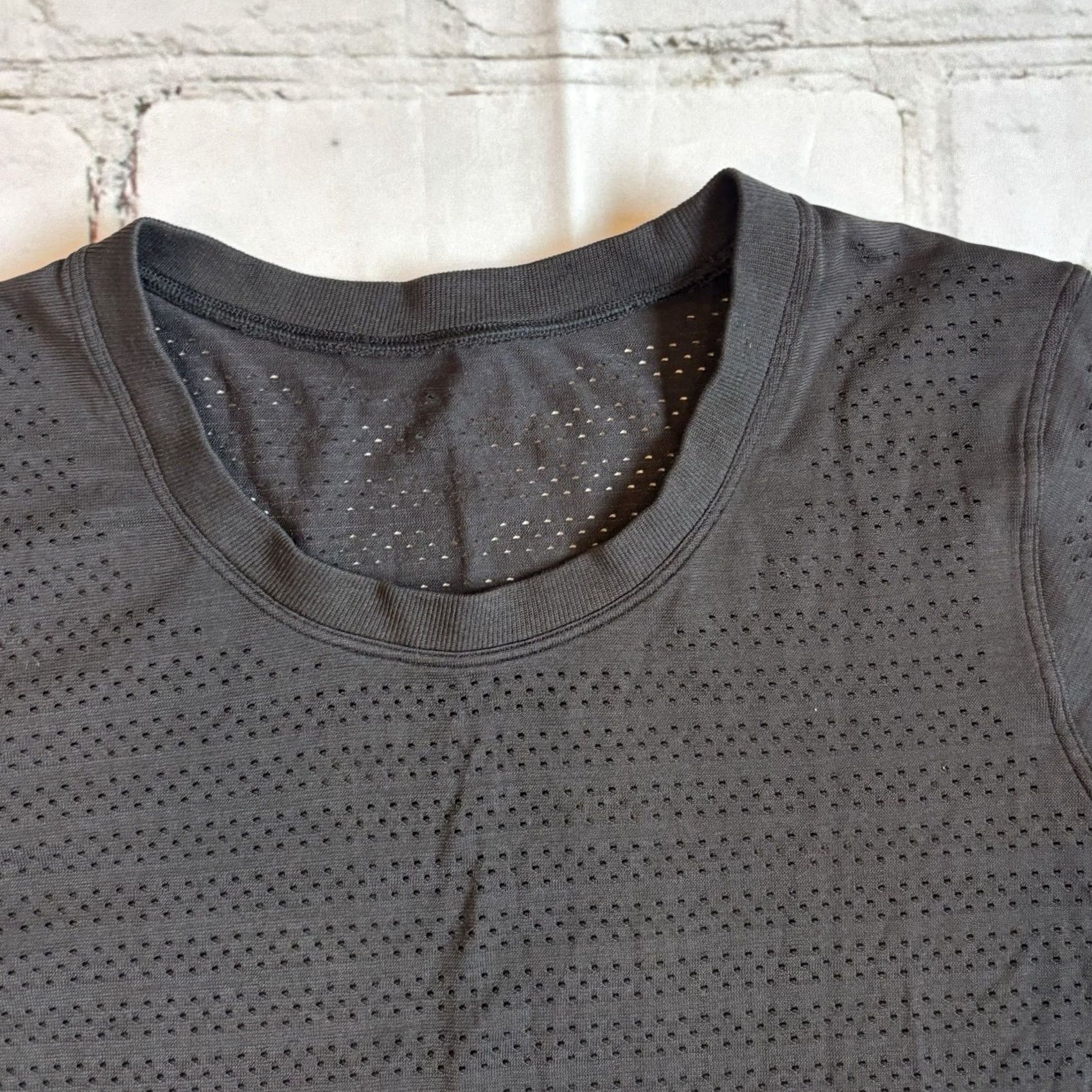 Lululemon Womens Lululemon Breeze By Long Sleeve Perforated Shirt Black sz Large Size L / US 10 / IT 46 - 2 Thumbnail