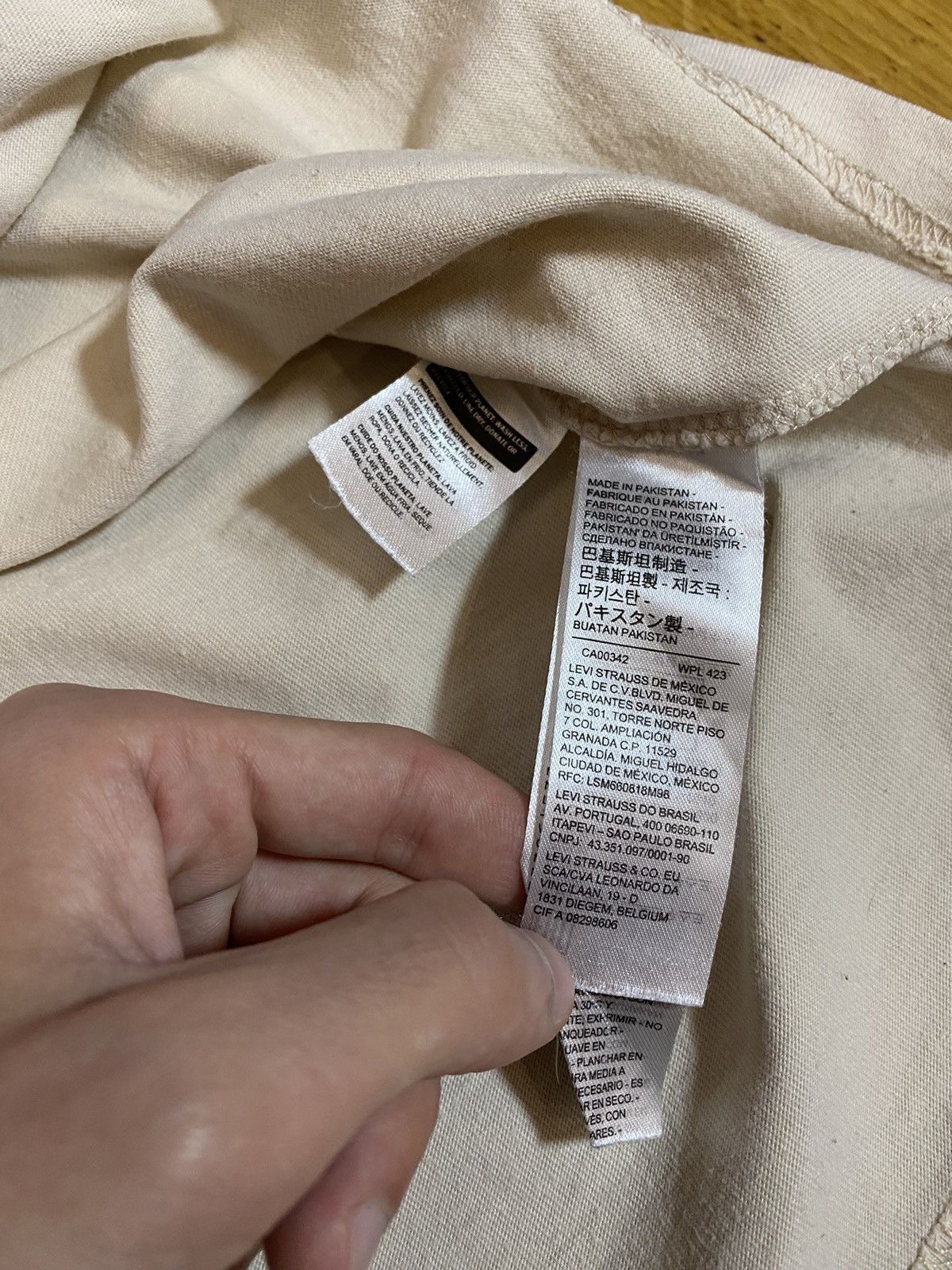 Levi's Levi’s centre logo beige Tee - Size M Size US M / EU 48-50 / 2 - 8 Thumbnail