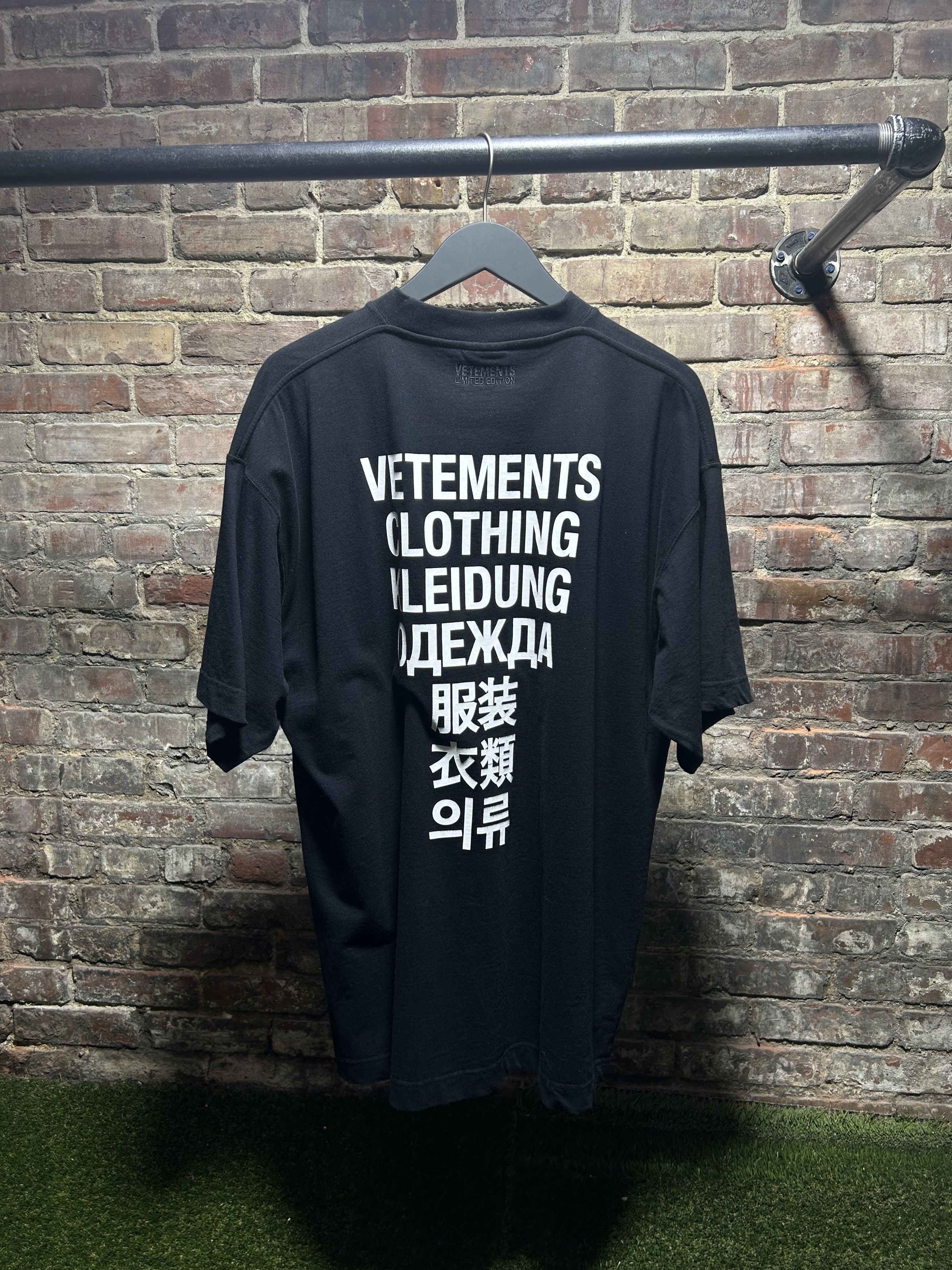 Vetements Vetements Translation Logo Tee Size US XS / EU 42 / 0 - 2 Thumbnail