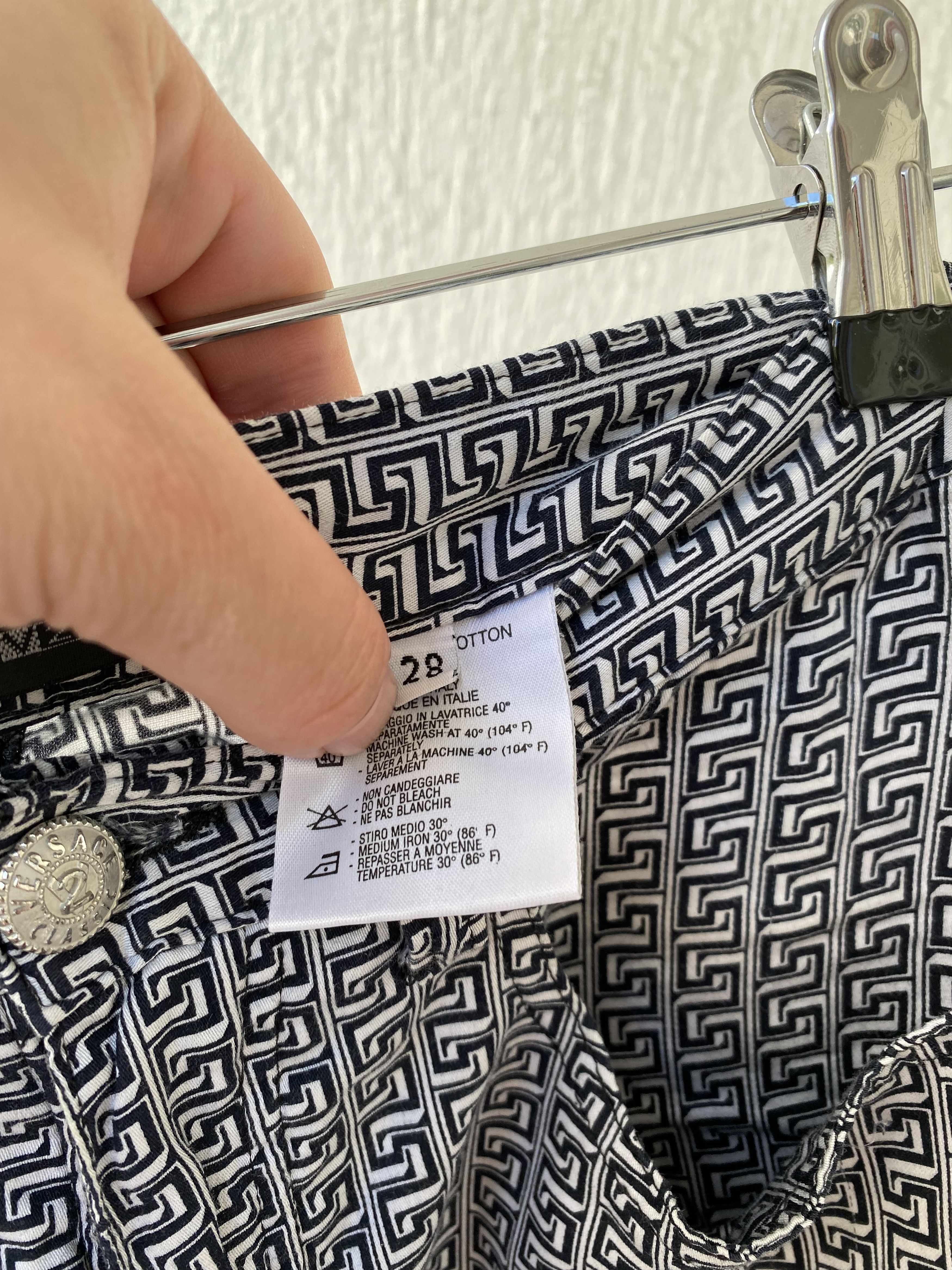 Versace 1990s Greca geometric print cropped trousers Size US 28 / EU 44 - 6 Thumbnail