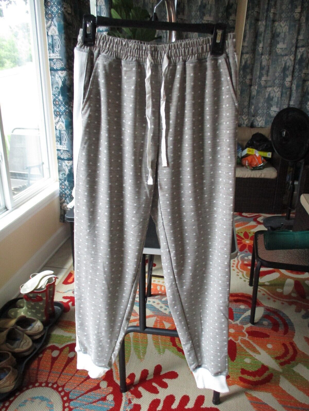 Other LuLaRoe NWT Jax Small Heathered Gray with White XO Joggers Size 28" / US 6 / IT 42 - 1 Thumbnail
