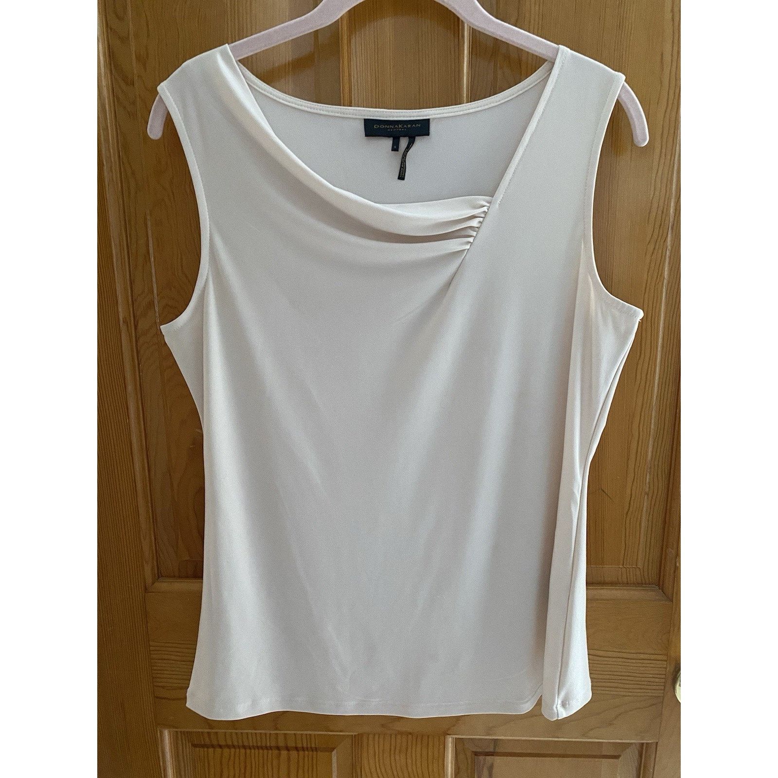 Donna Karan Donna Karan New York sz s beige sleeveless gorgeous blouse Size S / US 4 / IT 40 - 1 Thumbnail