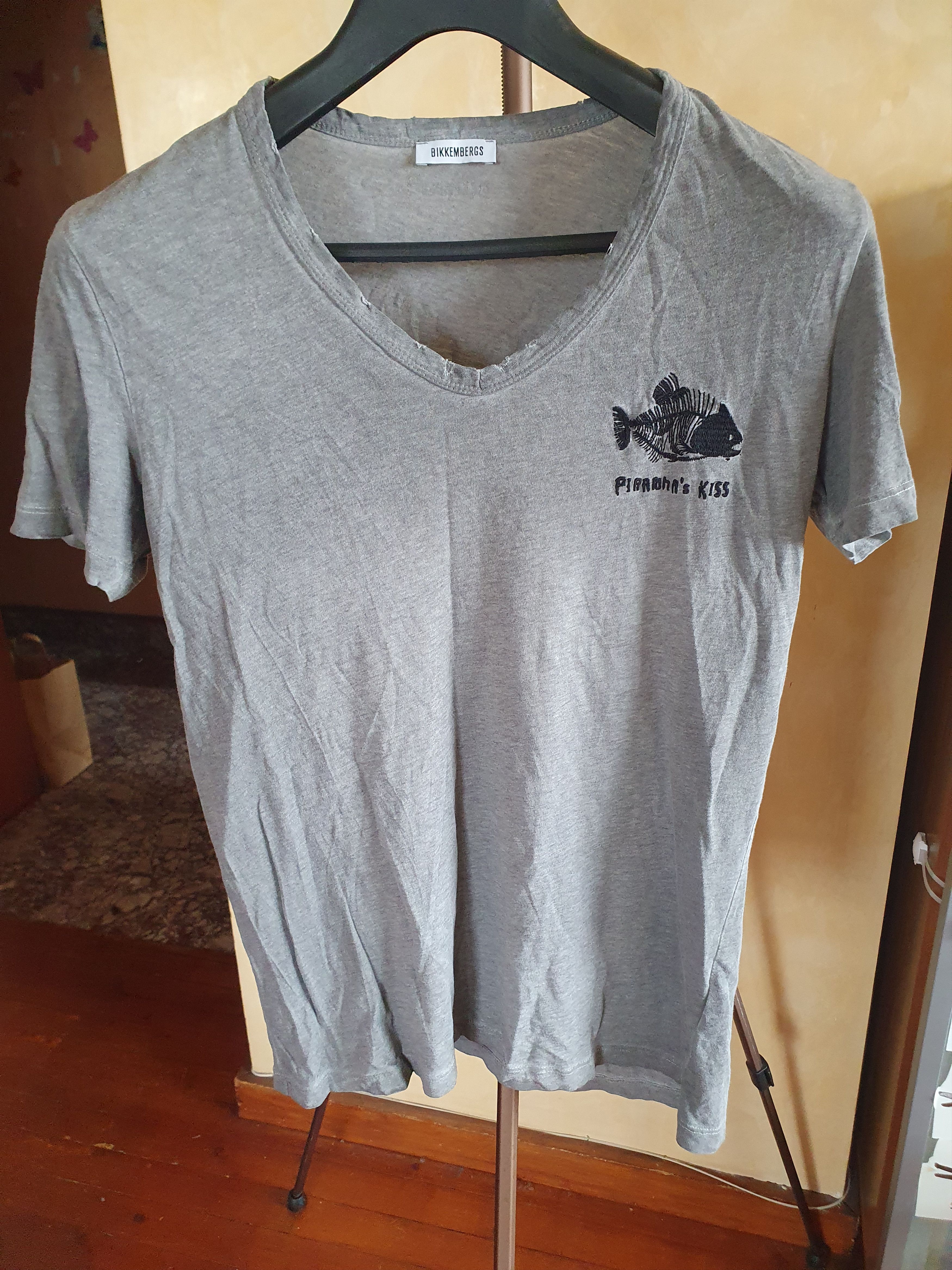 Dirk Bikkembergs Dirk Bikkemberg Piranha's Kiss Distress V-neck tee sz S/M? Size US M / EU 48-50 / 2 - 1 Thumbnail