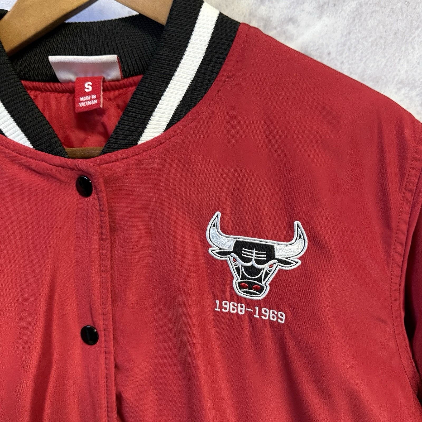 Mitchell & Ness Chicago Bulls Mitchell & Ness Bomber Jacket Mens Small 22.5x Size US S / EU 44-46 / 1 - 3 Thumbnail
