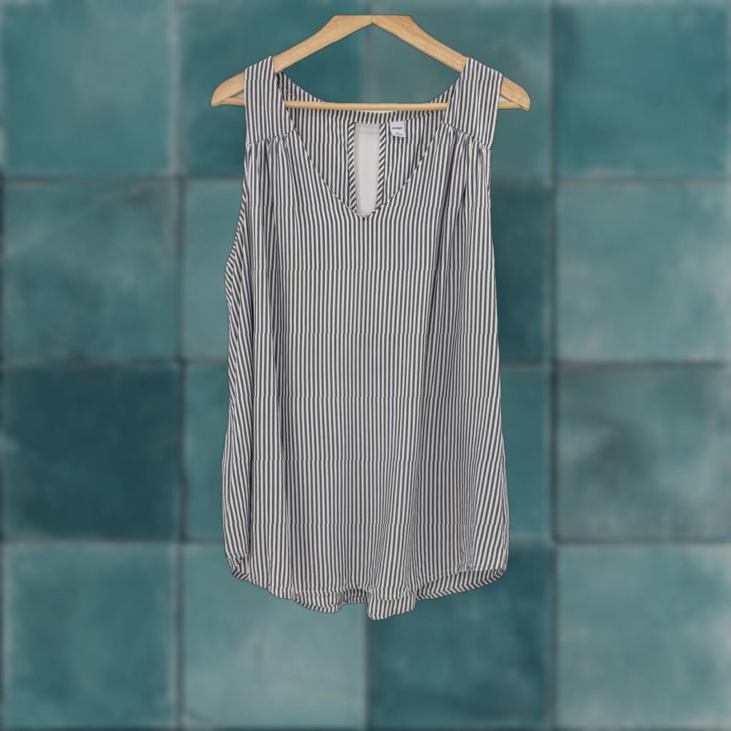 Old Navy Old Navy Tank Top Womens XXL Sleeveless V-Neck Keyhole Striped Gray Coastal Boho Size XXL / US 16-18 / IT 52-54 - 1 Thumbnail