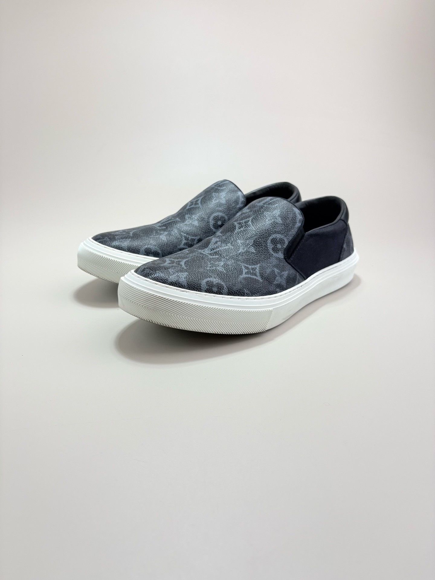 Louis Vuitton Louis Vuitton LV Monogram Slip-On Sneakers Size US 9 / EU 42 - 1 Thumbnail