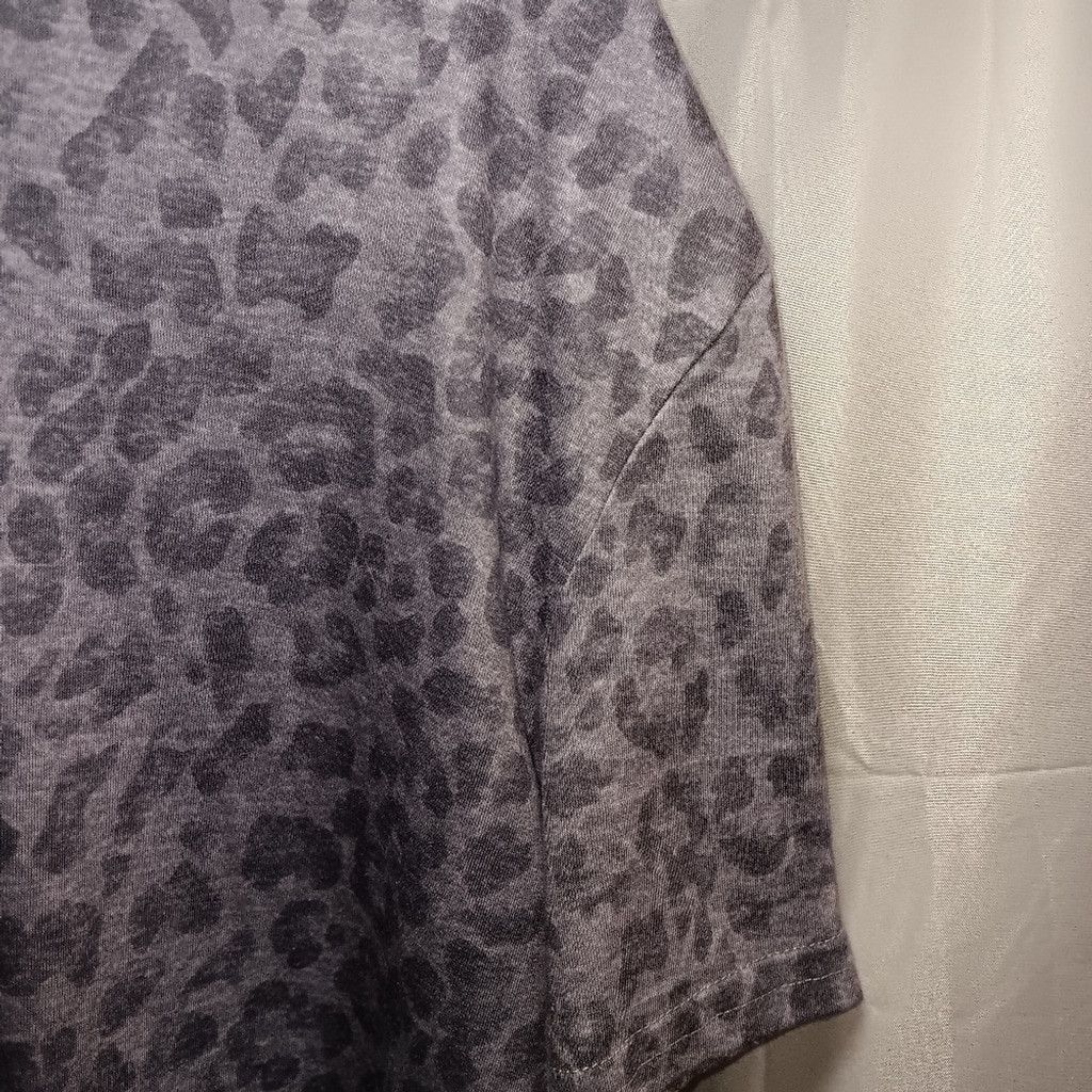 Shein Shein, gray leopard print top, cropped, womens M, euc Size L / US 10 / IT 46 - 3 Thumbnail