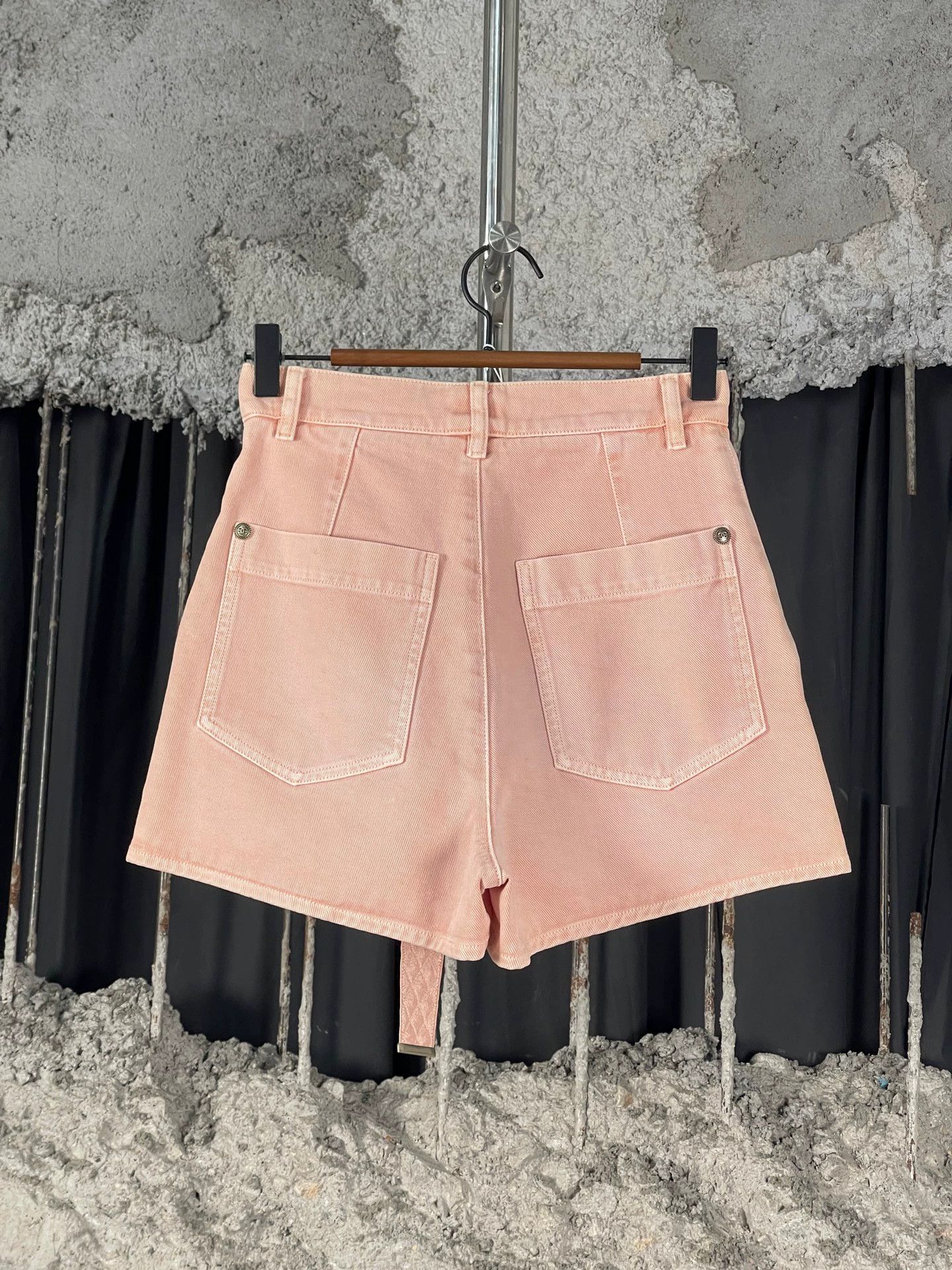 Chanel Chanel Belted Shorts Size 34 99 New Size 25" / US 0 / IT 36 - 2 Thumbnail