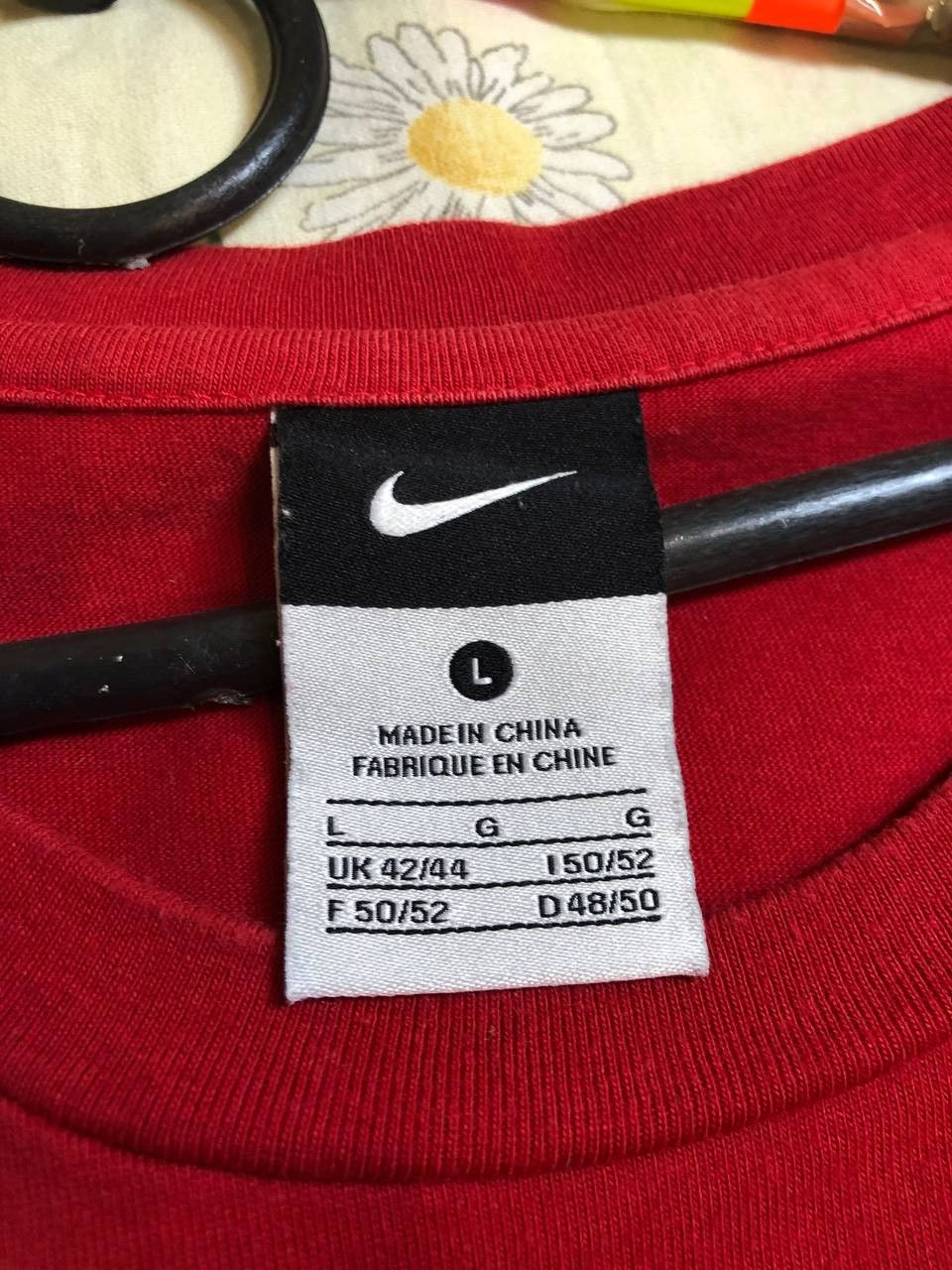 Nike Vintage Nike Big Y2K Print Short Sleeve T-Shirt Size US L / EU 52-54 / 3 - 2 Thumbnail