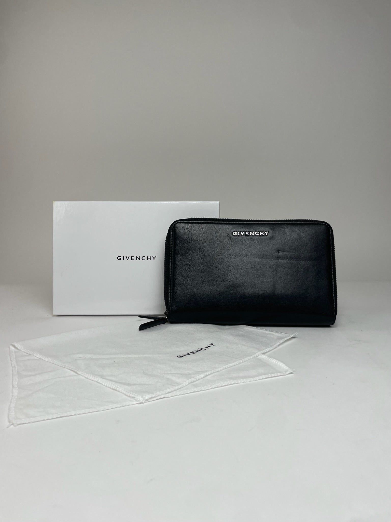 Givenchy Vintage Leather Clutch Black Size ONE SIZE - 1 Thumbnail