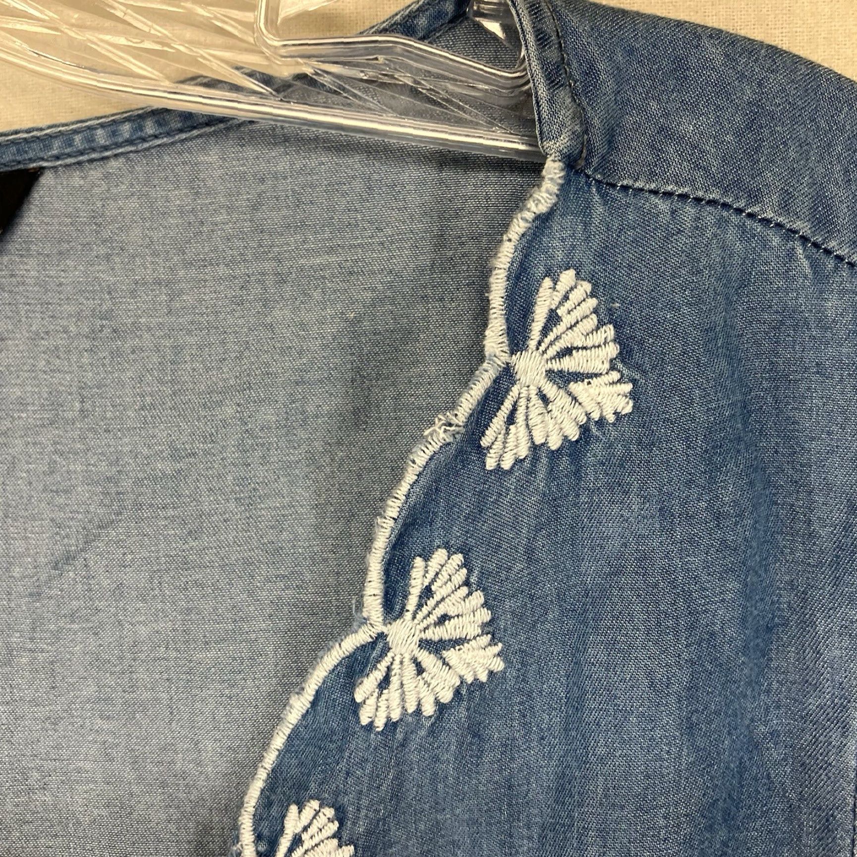Vintage VINTAGE 1250'C Women's Chambray Shirt Small Casual Bohemian Western Blue Embroidered Lyocell Size S / US 4 / IT 40 - 7 Thumbnail