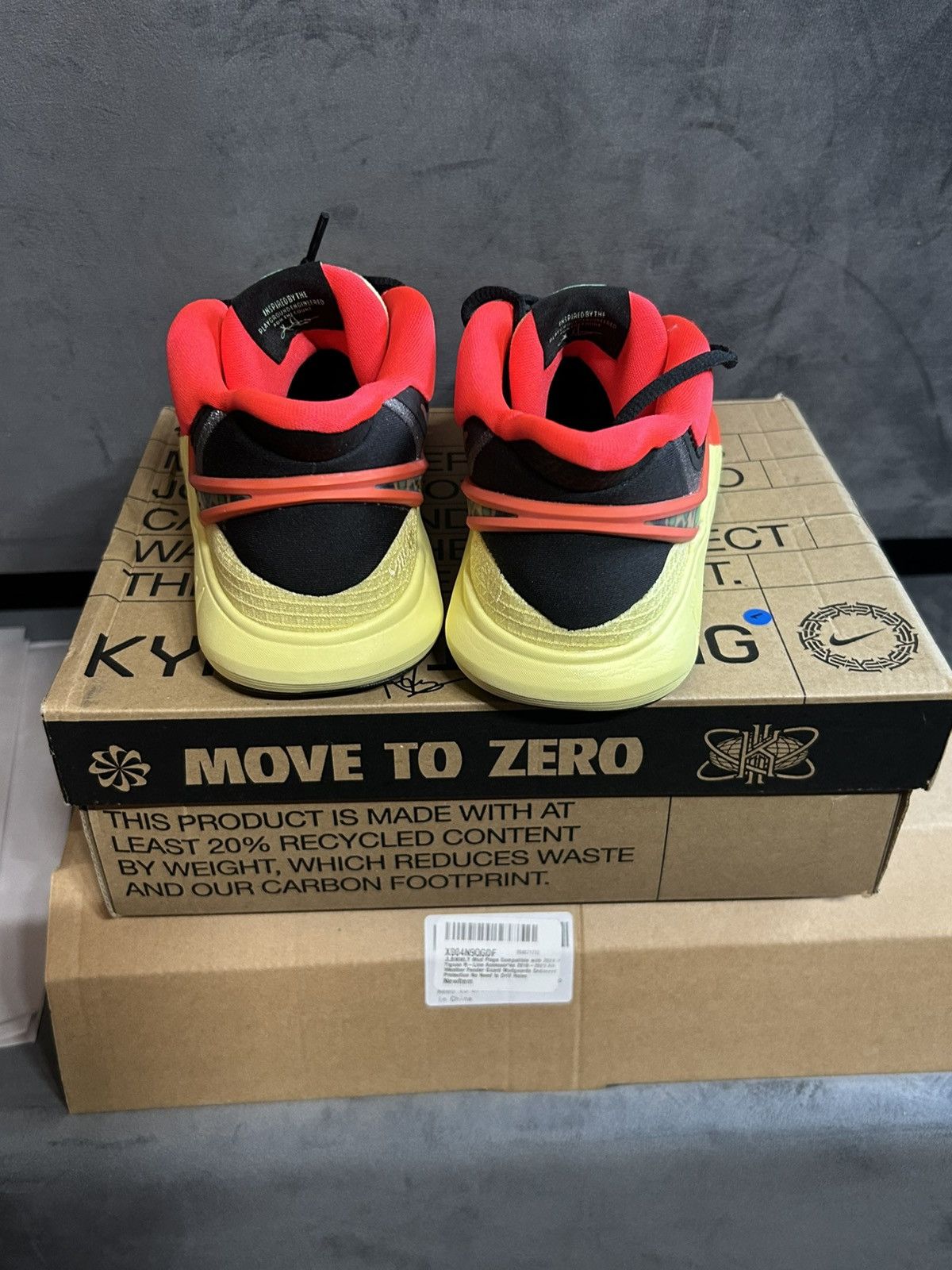Nike Nike Kyrie 8 Go (GS) Black/Lemon Chiffon New in Box Size US 5.5 / EU 38 - 6 Thumbnail