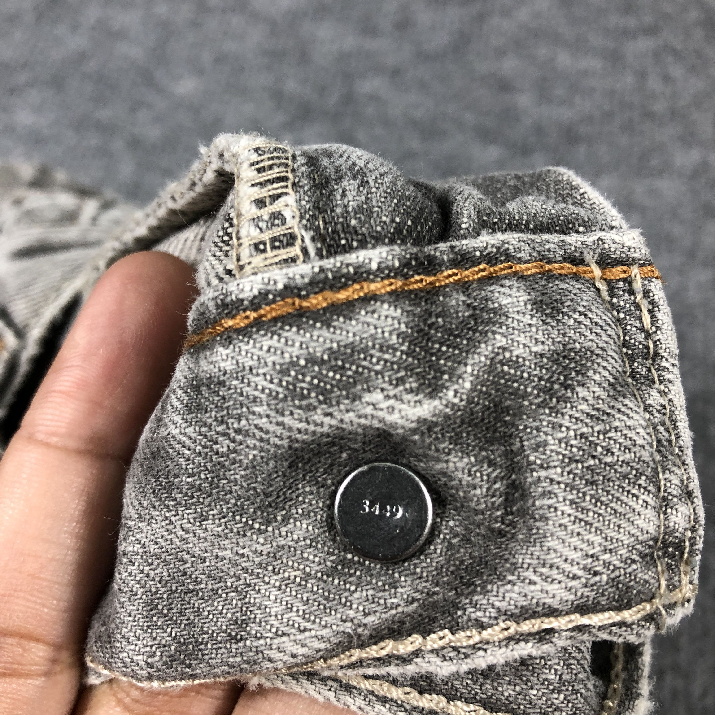 Vintage Levis 514 Slim Straight Jeans L710