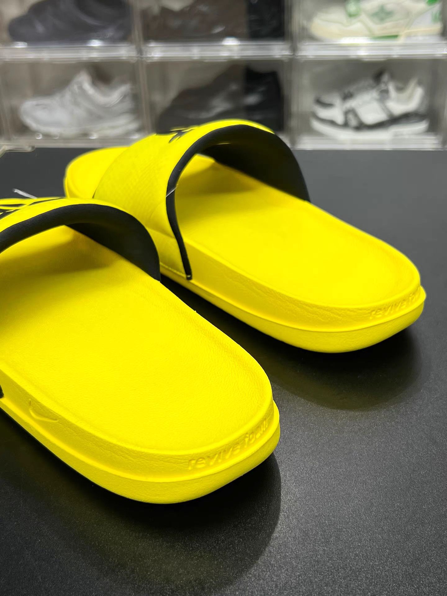 Nike NIKE KOBE Slide Black & Yellow K15 Size US 13 / EU 46 - 4 Thumbnail