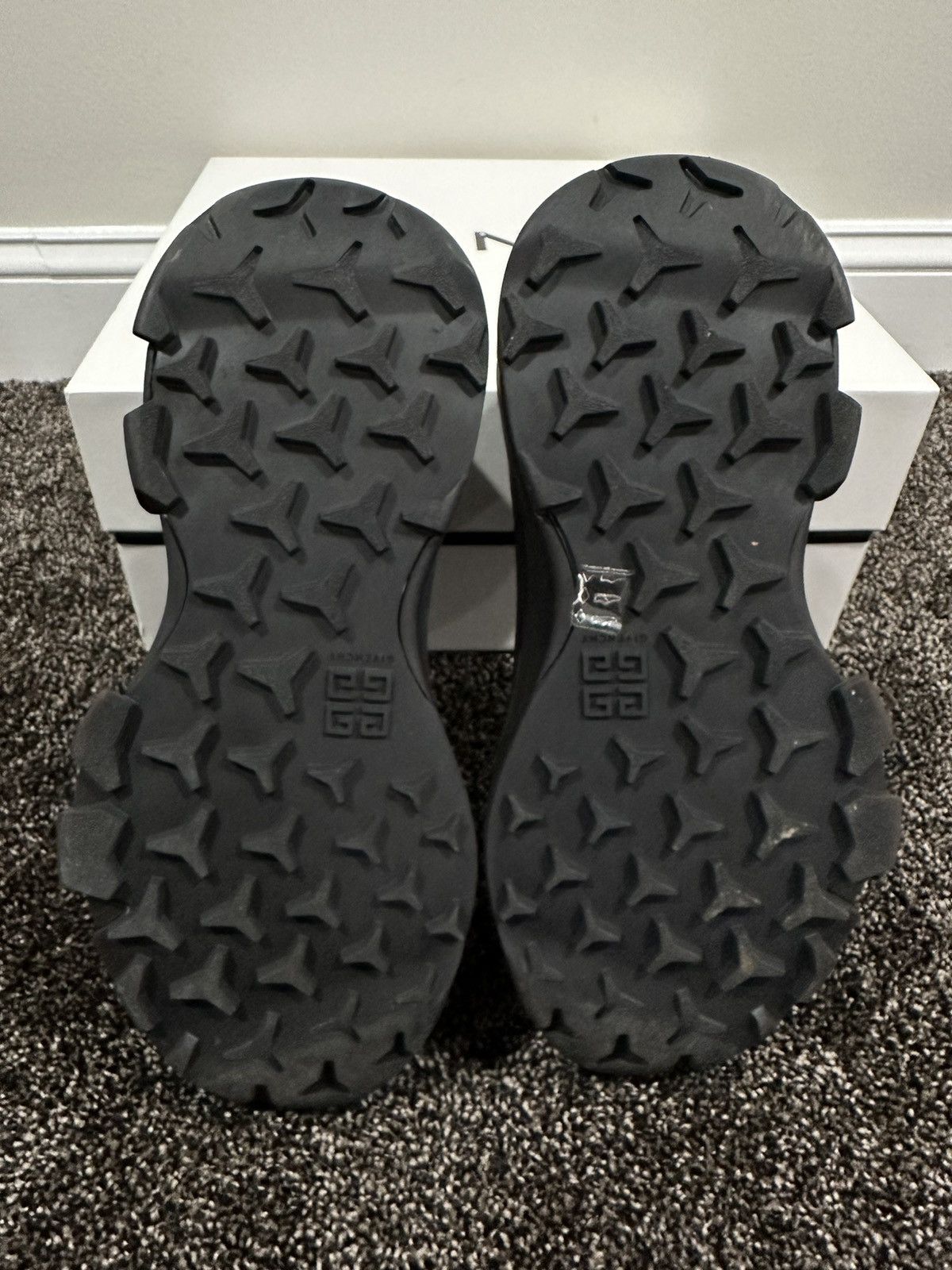 Givenchy Givenchy Monumental Mallow Matte Black OG Low Shoe Size US 9 / EU 42 - 8 Thumbnail