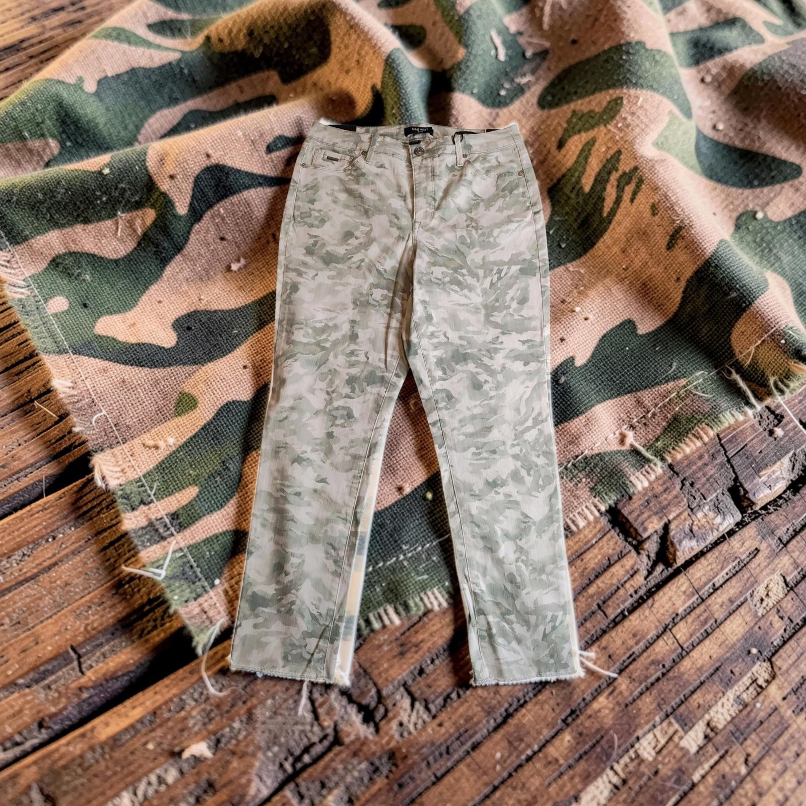 Nine West Nine West Watercolor Lily Pad Jeans Size 10 Size 32" / US 10 / IT 46 - 2 Thumbnail