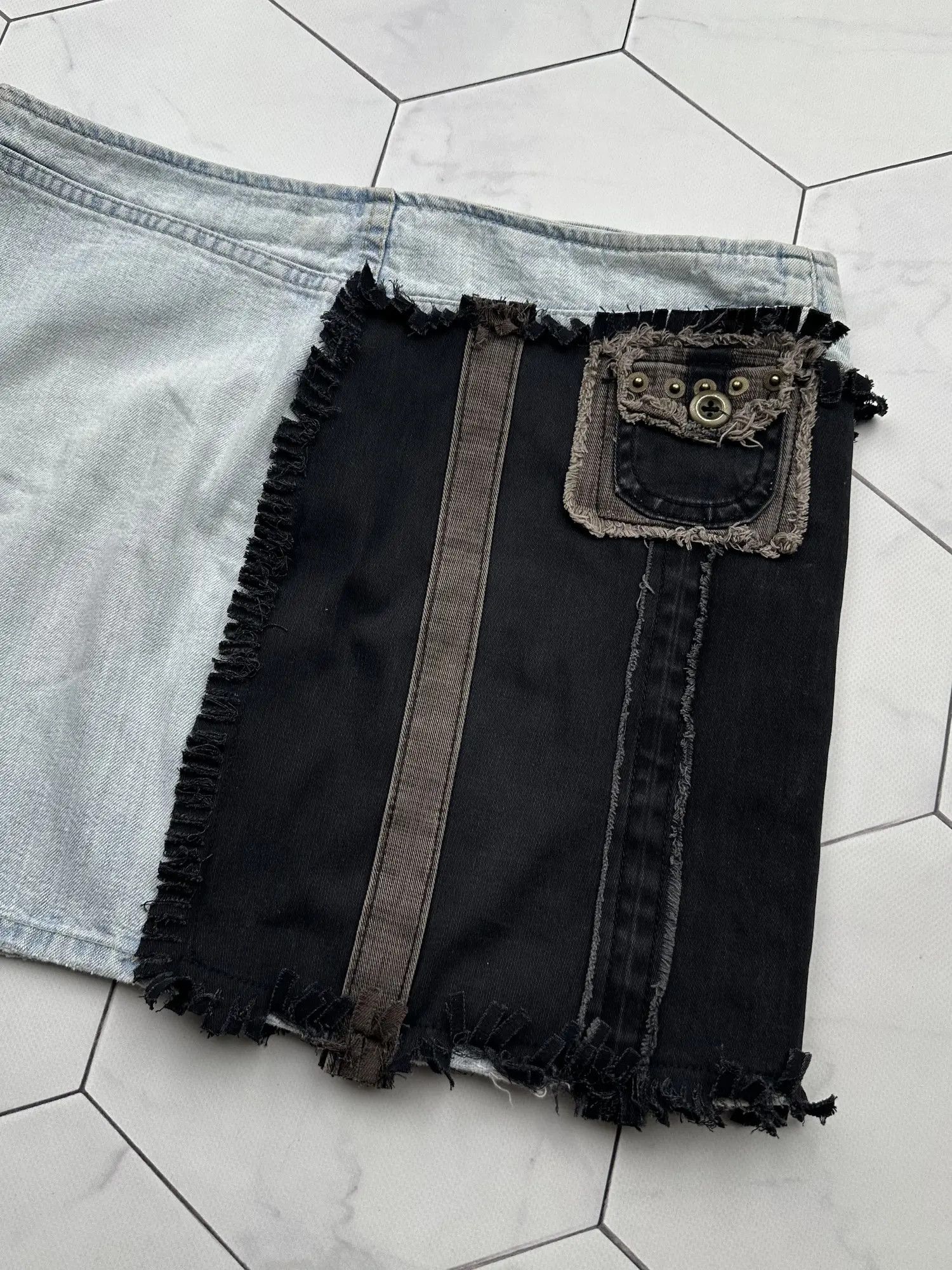 Versace Jeans Couture Versace Jeans Couture Vintage Mini Skirt (B366) Size 26" / US 2 / IT 38 - 11 Thumbnail