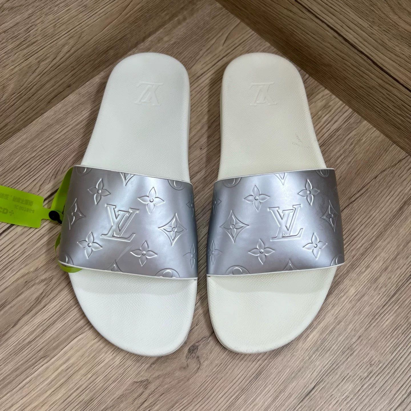 Louis Vuitton Louis Vuitton Silver Embossed Slippers Size US 8 / EU 41 - 1 Thumbnail