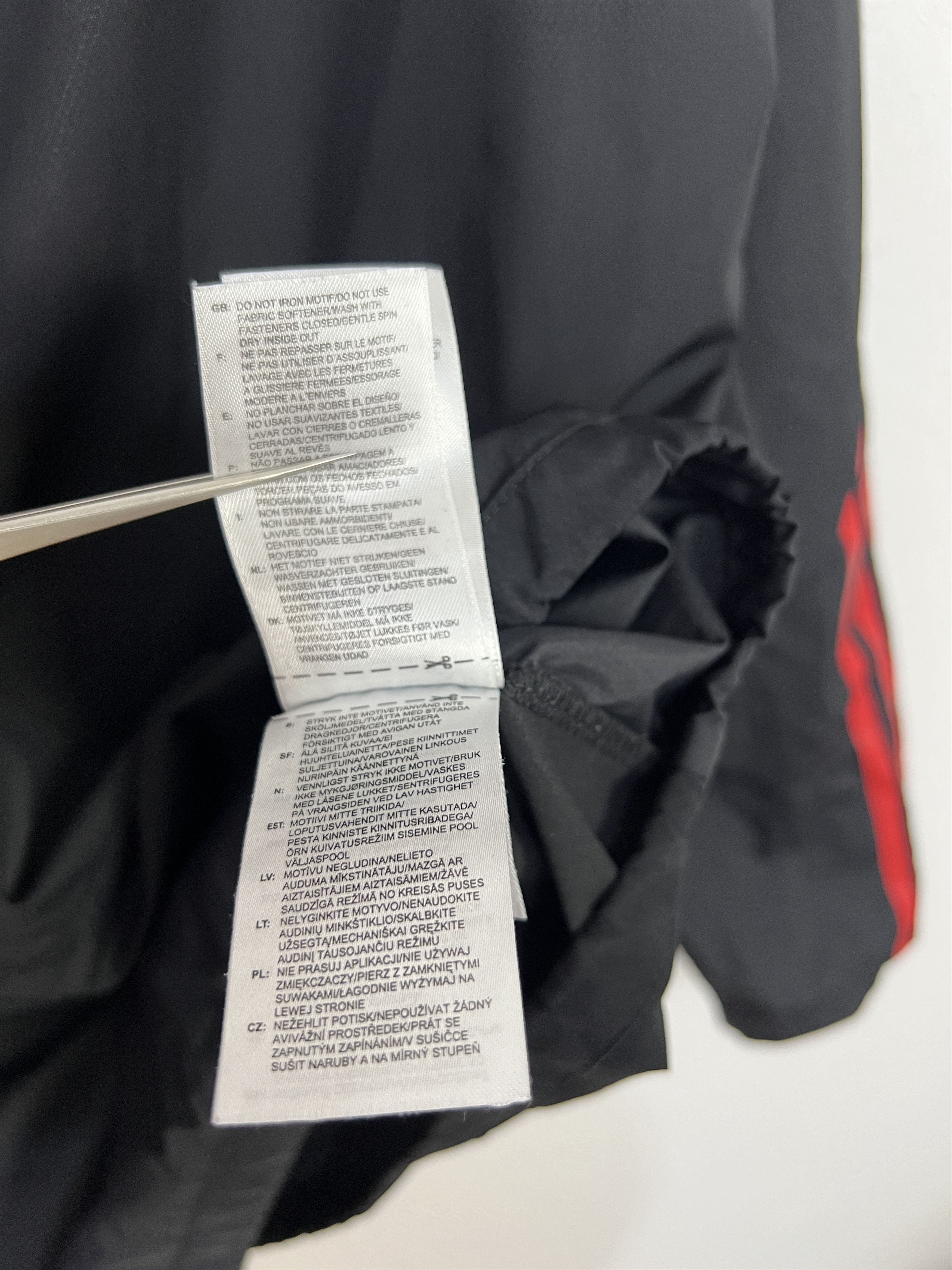 Adidas Vintage Adidas Liverpool Football Train Black Jacket Soccer Size US M / EU 48-50 / 2 - 14 Thumbnail