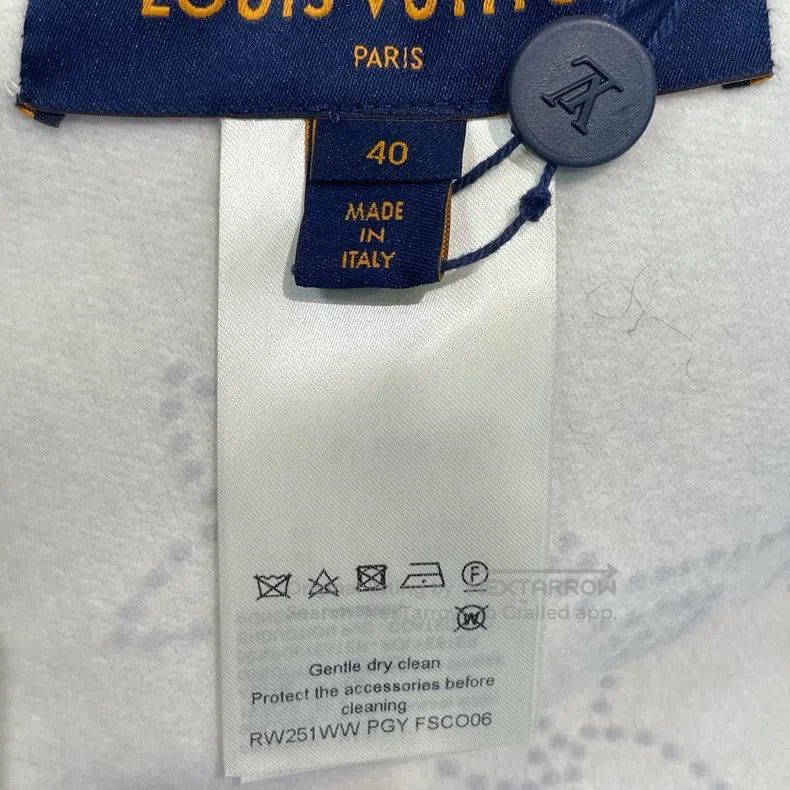 Louis Vuitton Louis Vuitton Large logo grey short hooded long-sleeved co Size S / US 4 / IT 40 - 6 Thumbnail