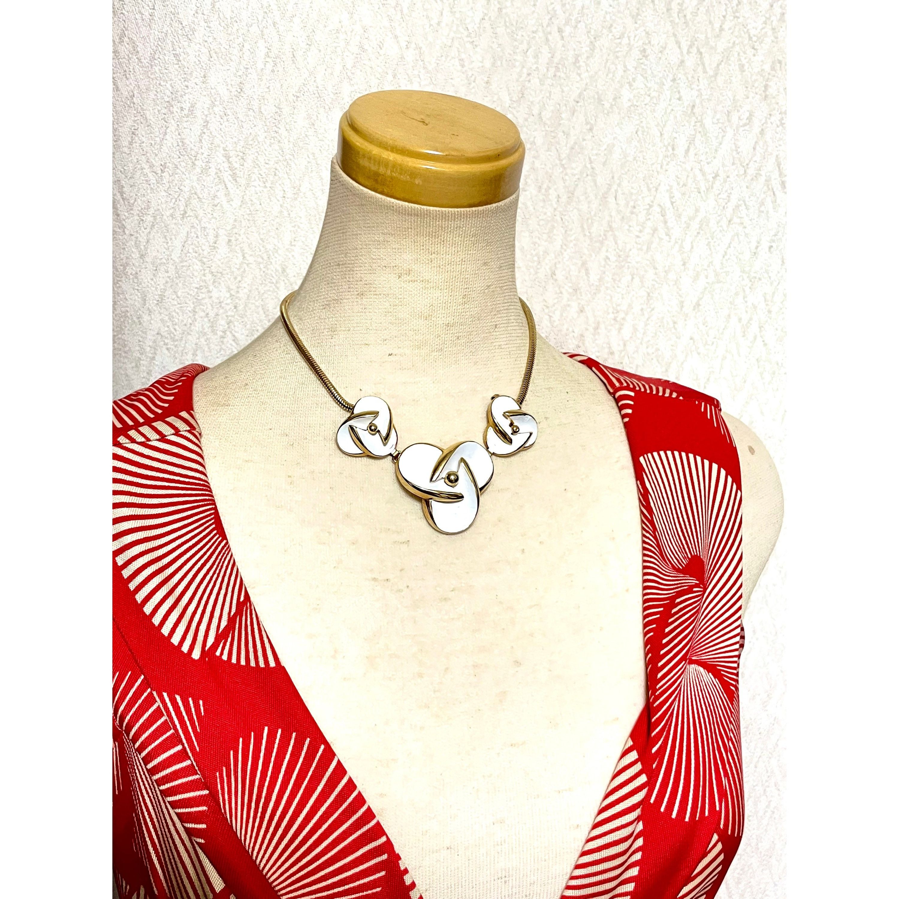 Dior Vintage Christian Dior white flower charm necklace. Size ONE SIZE - 10 Thumbnail