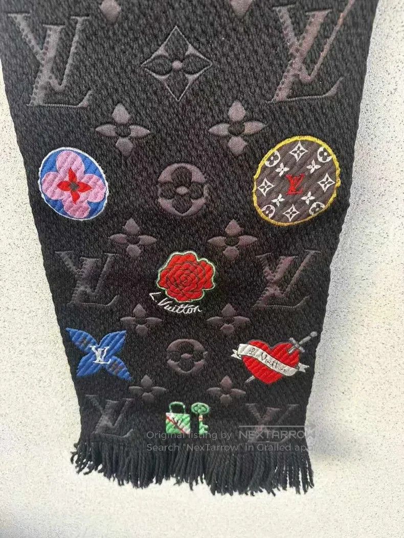 Louis Vuitton Louis Vuitton Limited Medal Scarf Size ONE SIZE - 2 Thumbnail