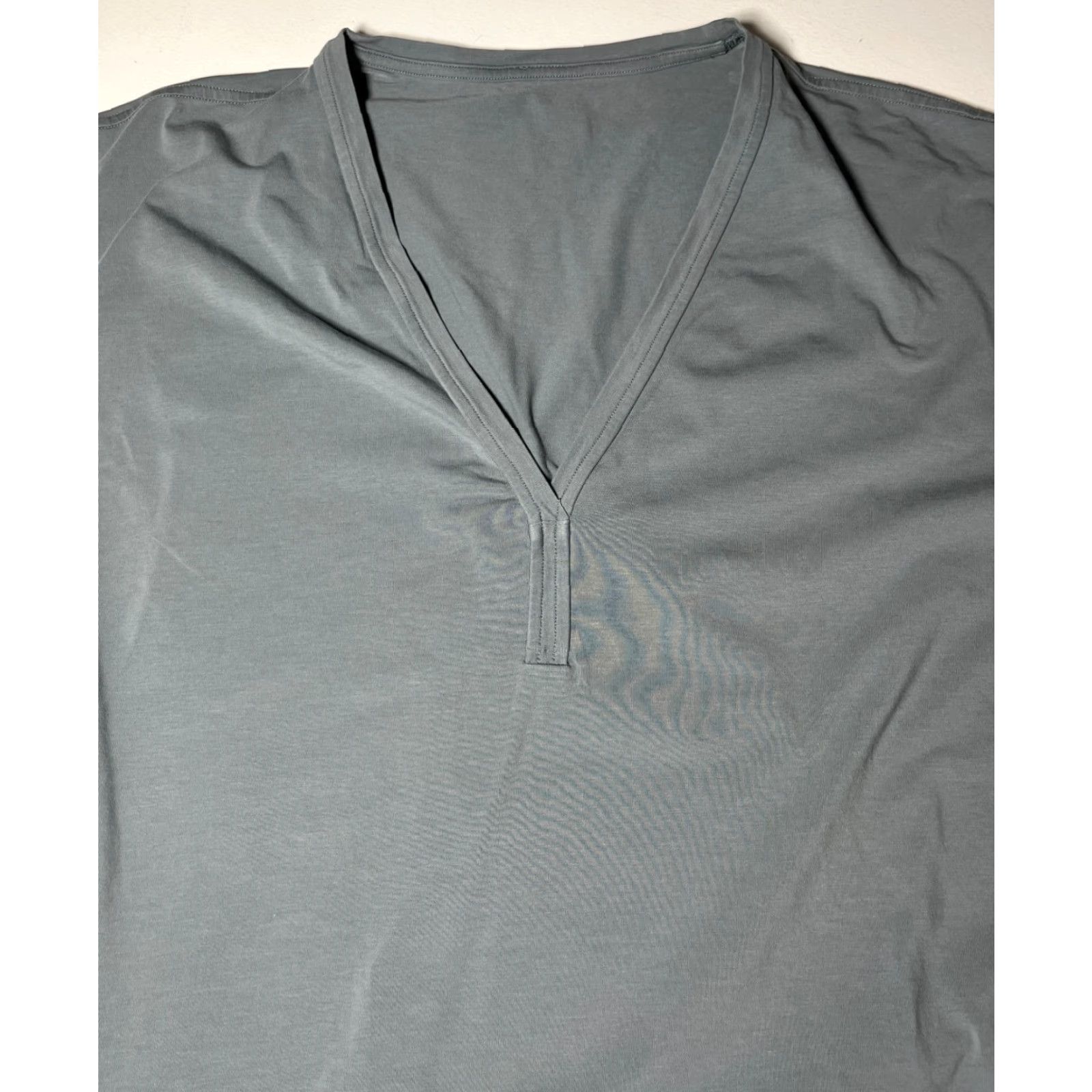 Lululemon Lululemon Women's Back In Action V-Neck Long-Sleeve Shirt L Gray Pima Cotton Blend W3HTWS - City Athleisure Casual T-Shirt Mens Women Girls etc Size L / US 10 / IT 46 - 4 Thumbnail