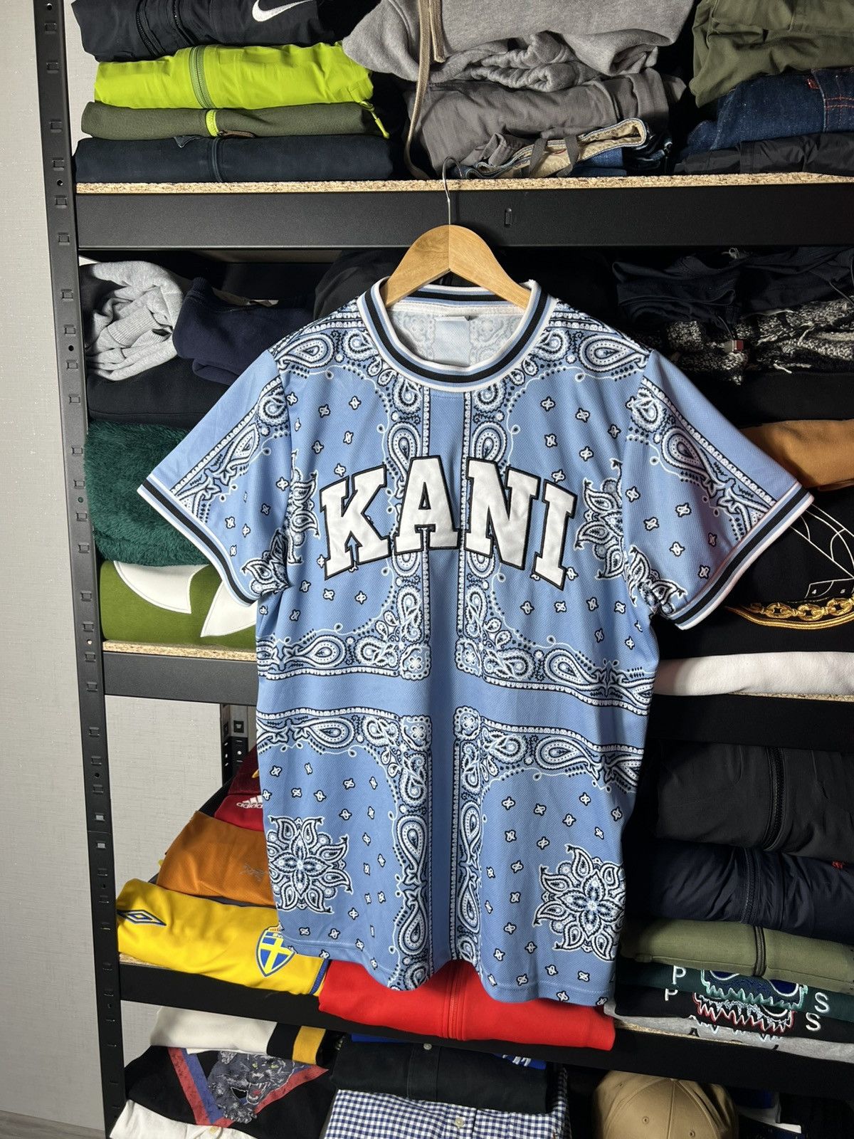 Karl Kani Karl Kani Serif Paisley Mesh Bandana Logo Jersey Tee Size US XS / EU 42 / 0 - 1 Thumbnail