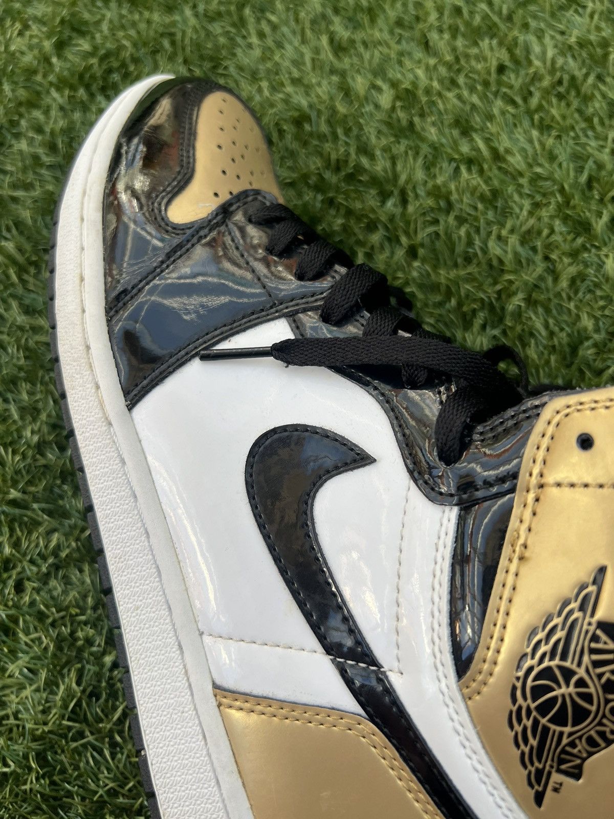Jordan Brand Jordan 1 Patent Gold Toe Size US 10.5 / EU 43-44 - 17 Thumbnail