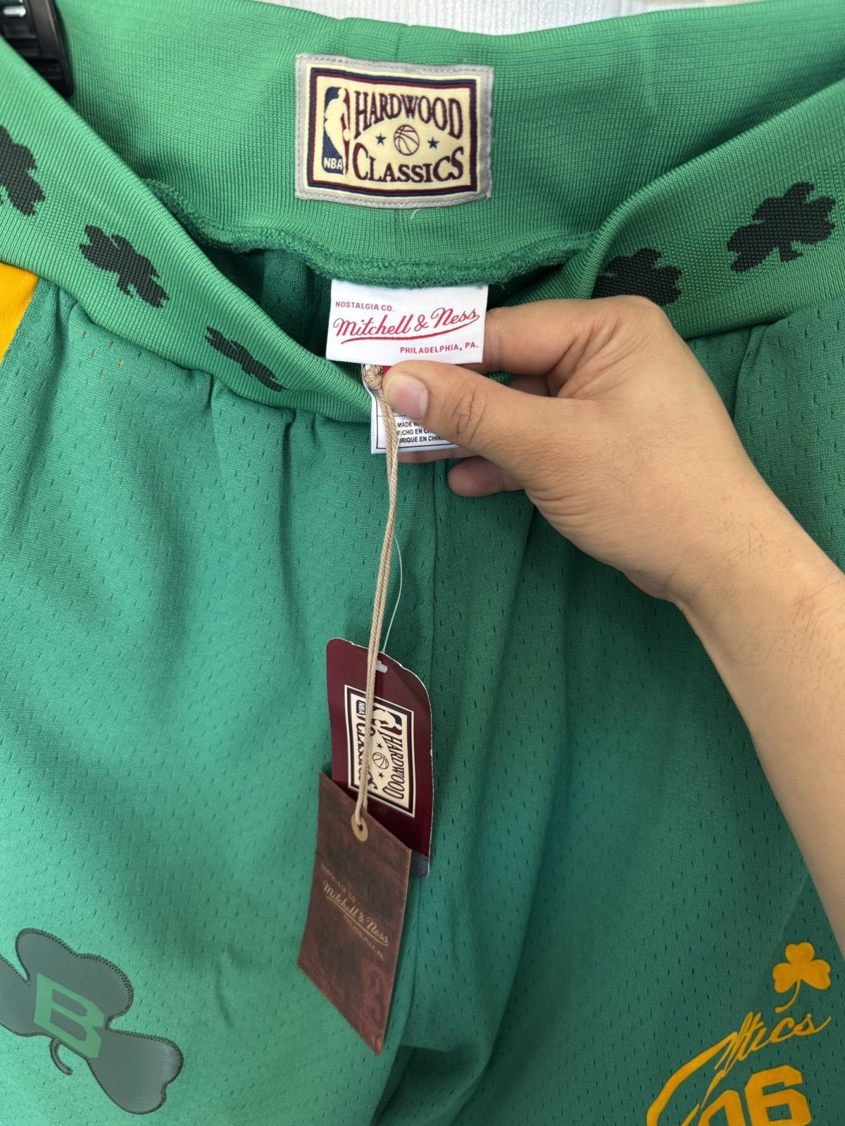 Mitchell & Ness Mitchell & Ness NBA Celtics short Green and Yellow Size US 32 / EU 48 - 3 Thumbnail