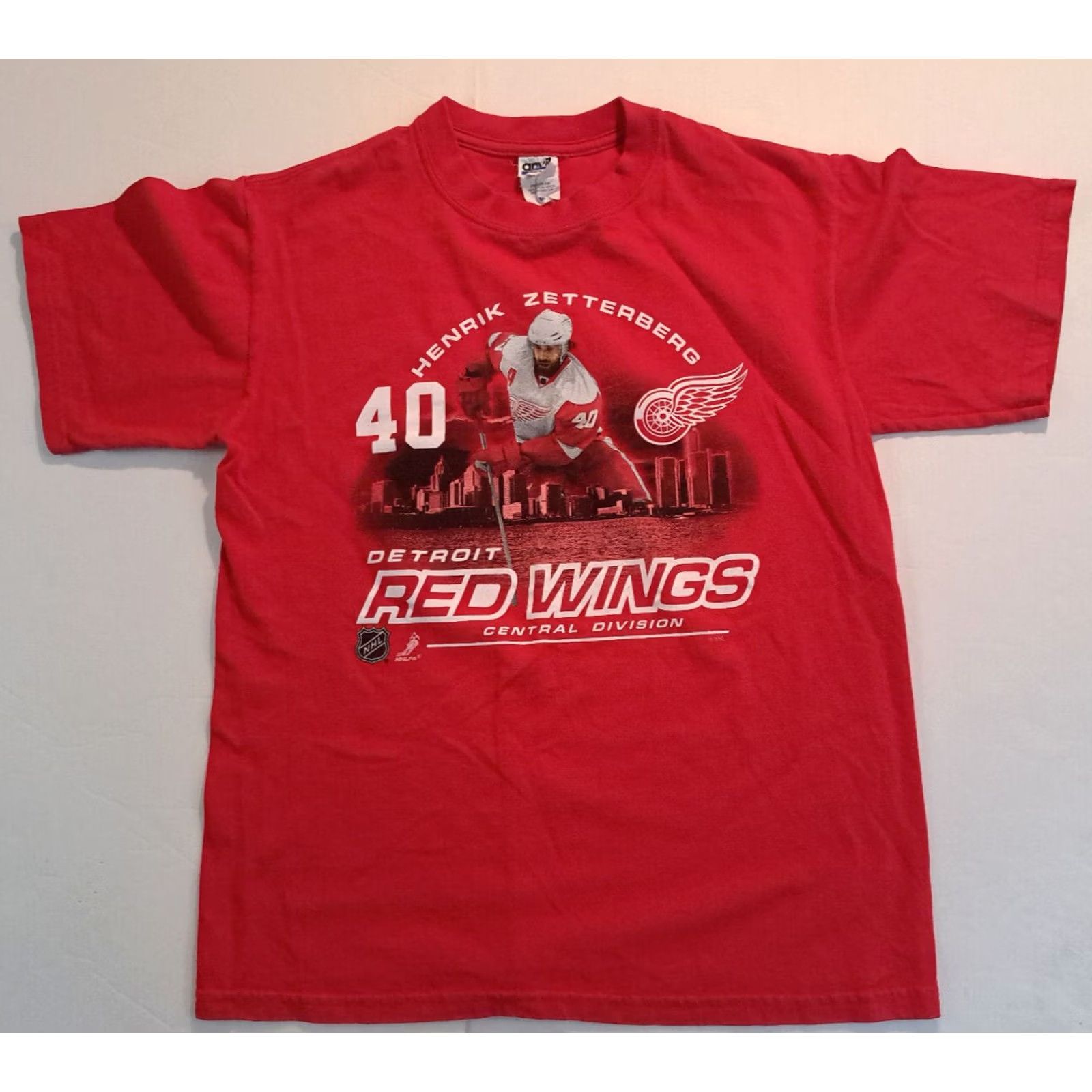 Anvil VINTAGE Henrik Zetterberg Detroit Red Wings Hockey T-Shirt Medium Anvil Red Mens M Short Sleeve Shirt Size US M / EU 48-50 / 2 - 2 Thumbnail