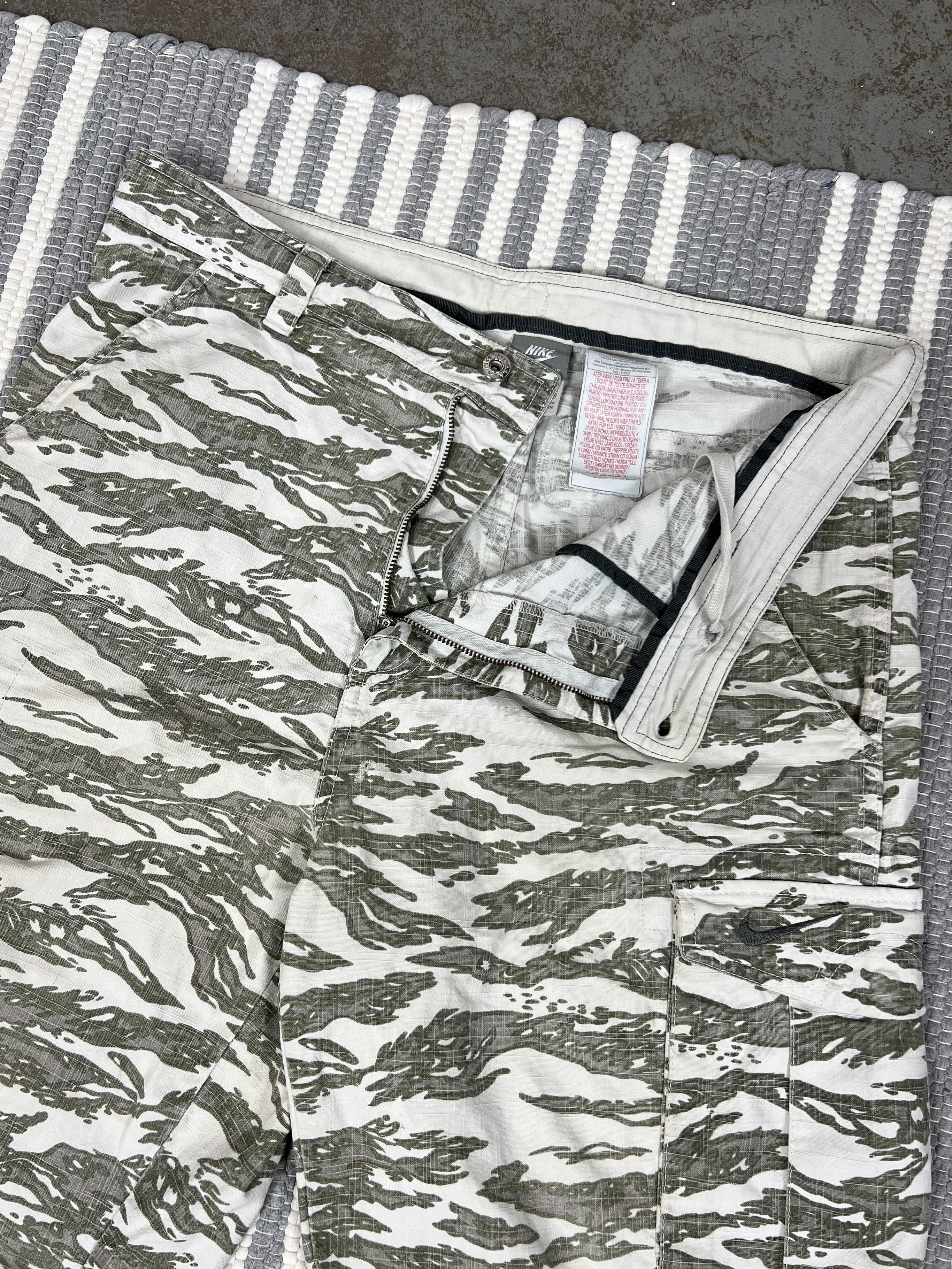 Nike Vintage Nike Tiger Stripe Cargo Shorts Size US 34 / EU 50 - 4 Thumbnail