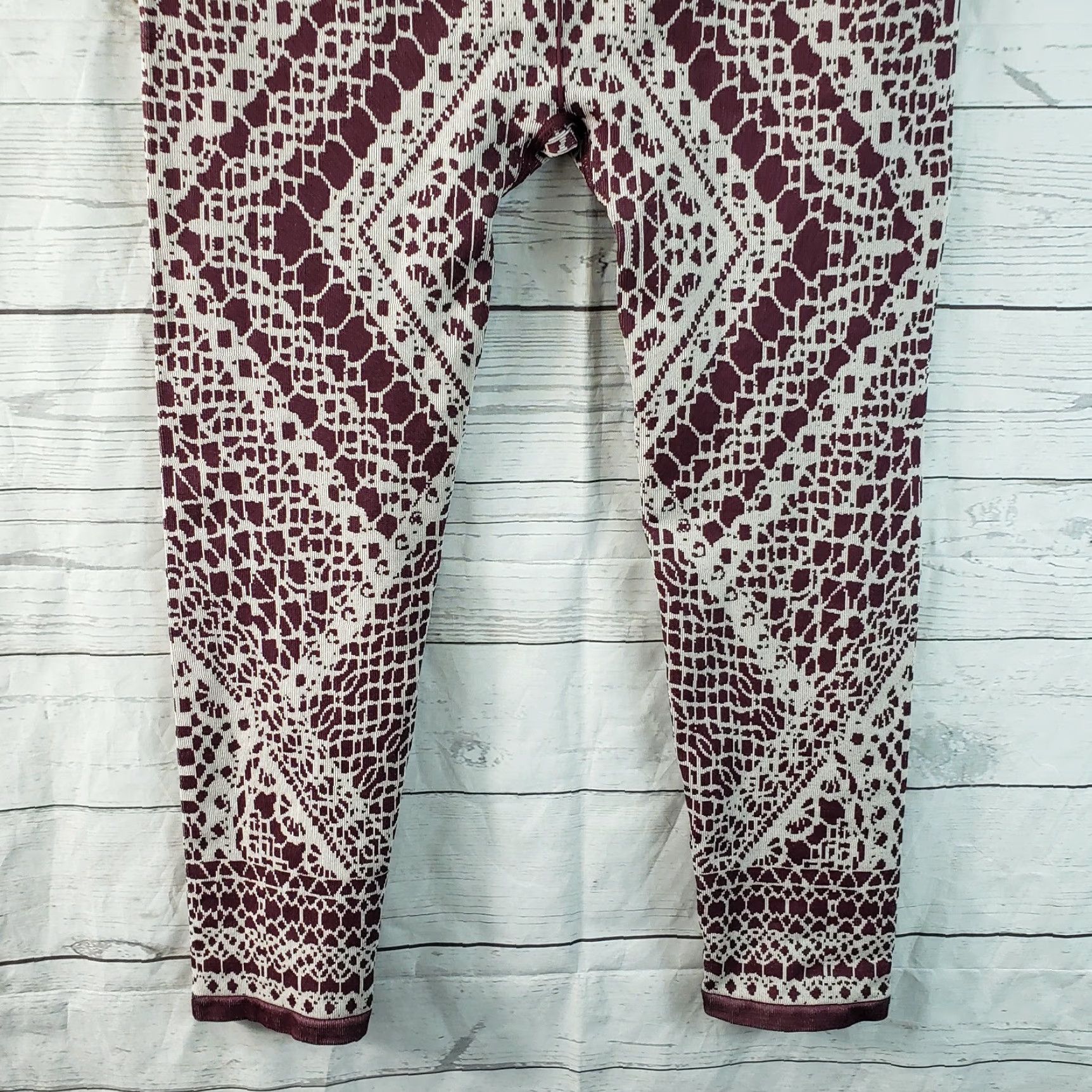 Fabletics Fabletics Womens High Waisted Seamless Lace Capri Leggings Sz M Capri Red Burgundy Lace Capris Ladies Mid Rise 21 Inseam Womens Size 32" / US 10 / IT 46 - 5 Thumbnail