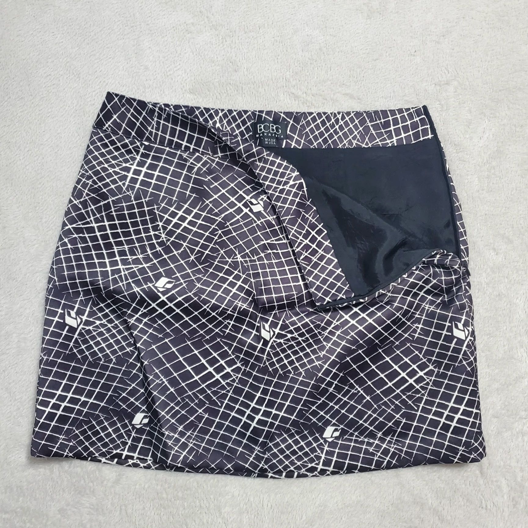 Bcbgmaxazria BCBGMAXAZRIA Skirt Women 8 Black White Geo Print Microfiber Side Zip Mini Lined Size 30" / US 8 / IT 44 - 4 Thumbnail