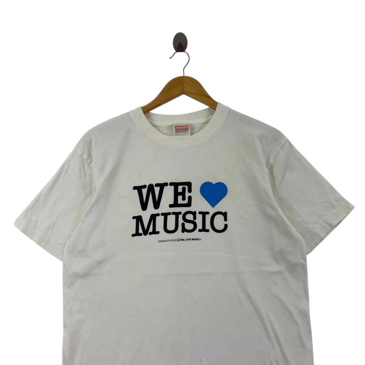 Vintage Vintage WE LOVE MUSIC 2006 Issue Magazine Tee Shirt Top Art Size L / US 10 / IT 46 - 2 Thumbnail