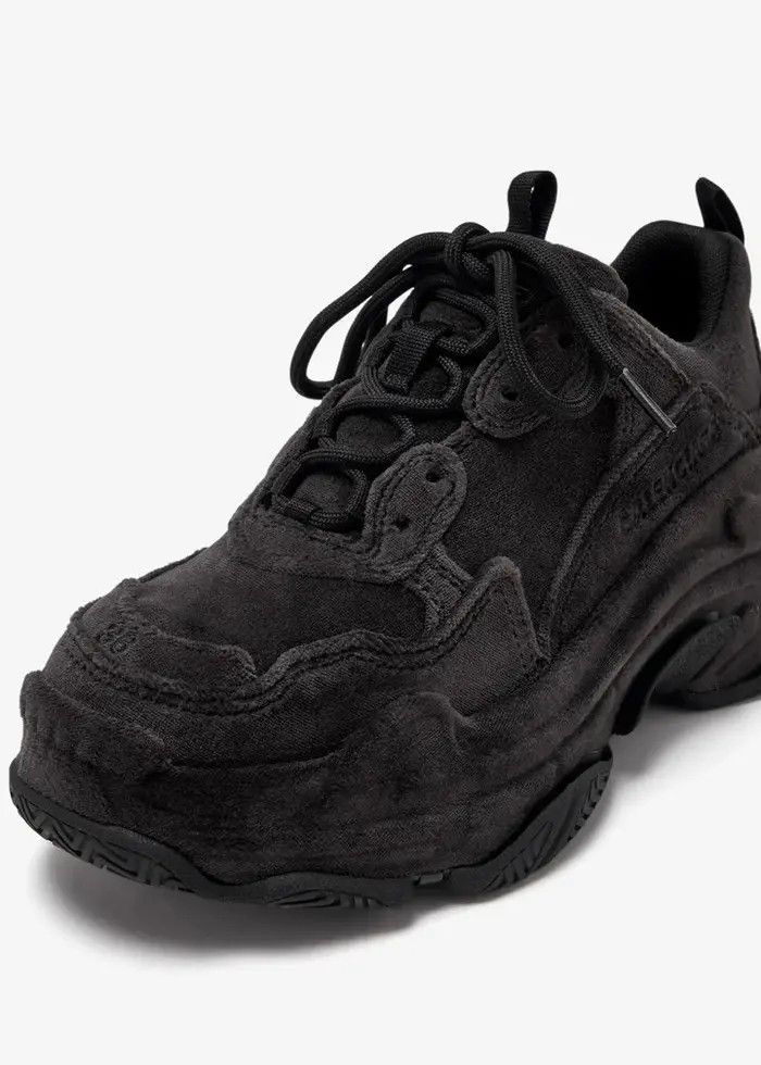 Balenciaga o1bcso1str0126 Triple S Sneakers Velvet in Black Size US 10 / IT 40 - 2 Thumbnail
