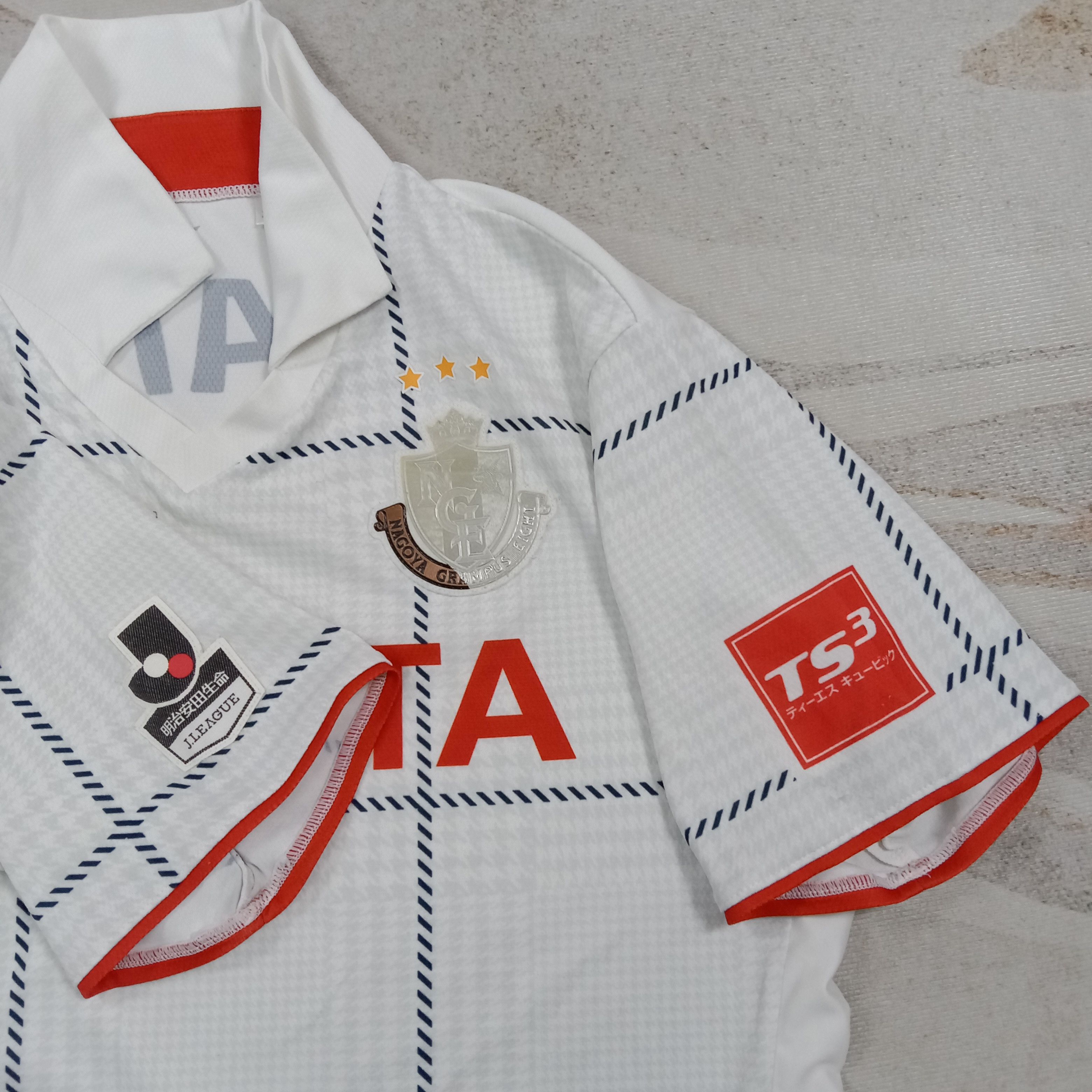 Mizuno J-League Nagoya Grampus Eight Soccer Jersey C285N56 Size US M / EU 48-50 / 2 - 4 Thumbnail