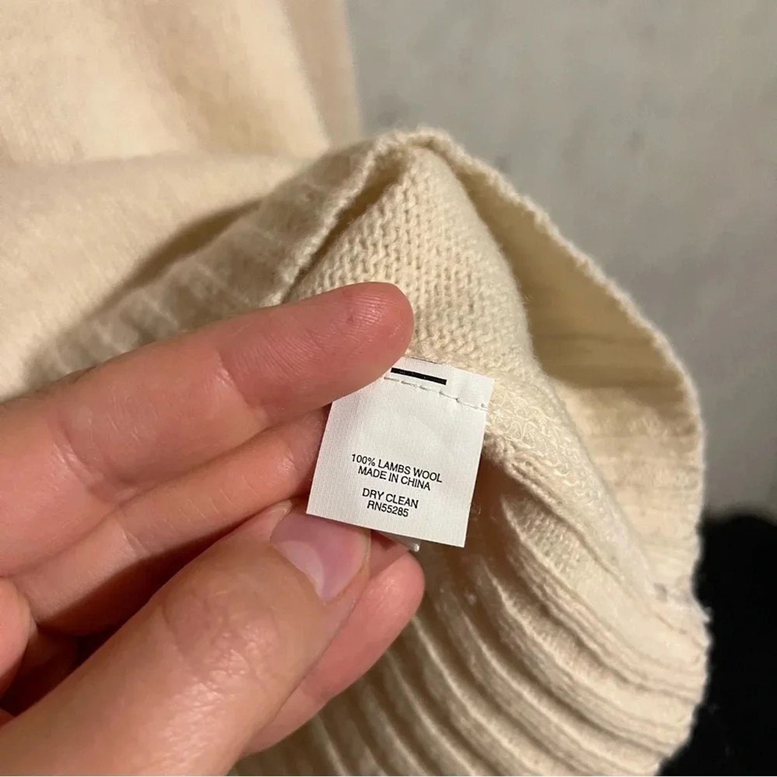 Express Express 100% Lambs Wool Sweater Cream Sz M Henley Mock Neck Size US M / EU 48-50 / 2 - 2 Thumbnail