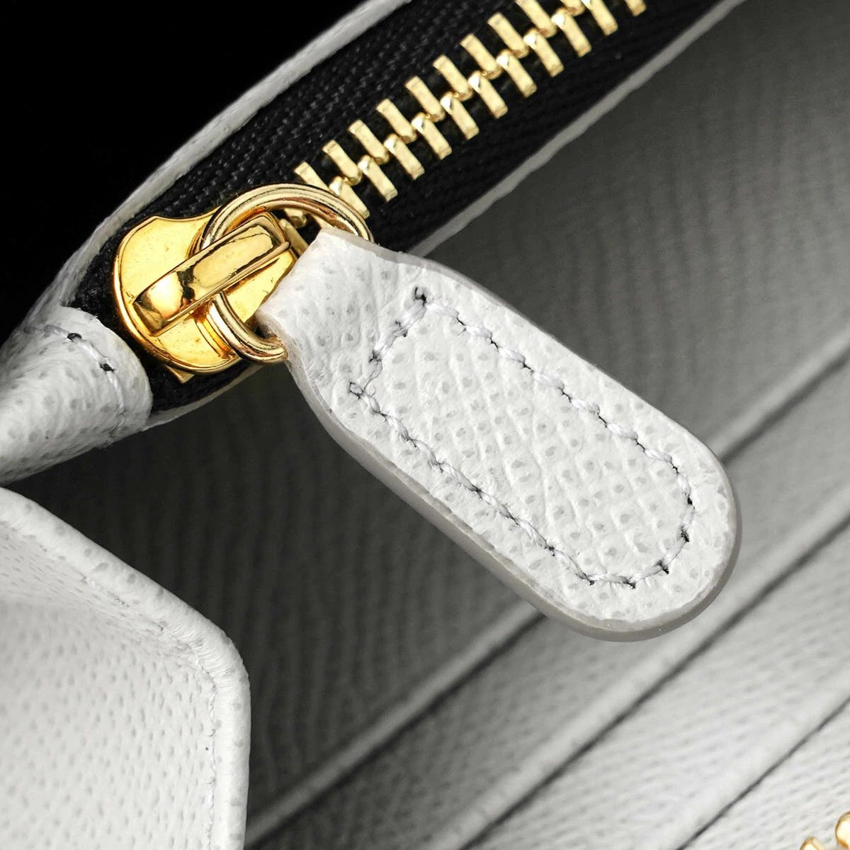 Salvatore Ferragamo o1s1rm0924 Size: OS / Calf Zip Around Wallet in Grey Size ONE SIZE - 8 Thumbnail