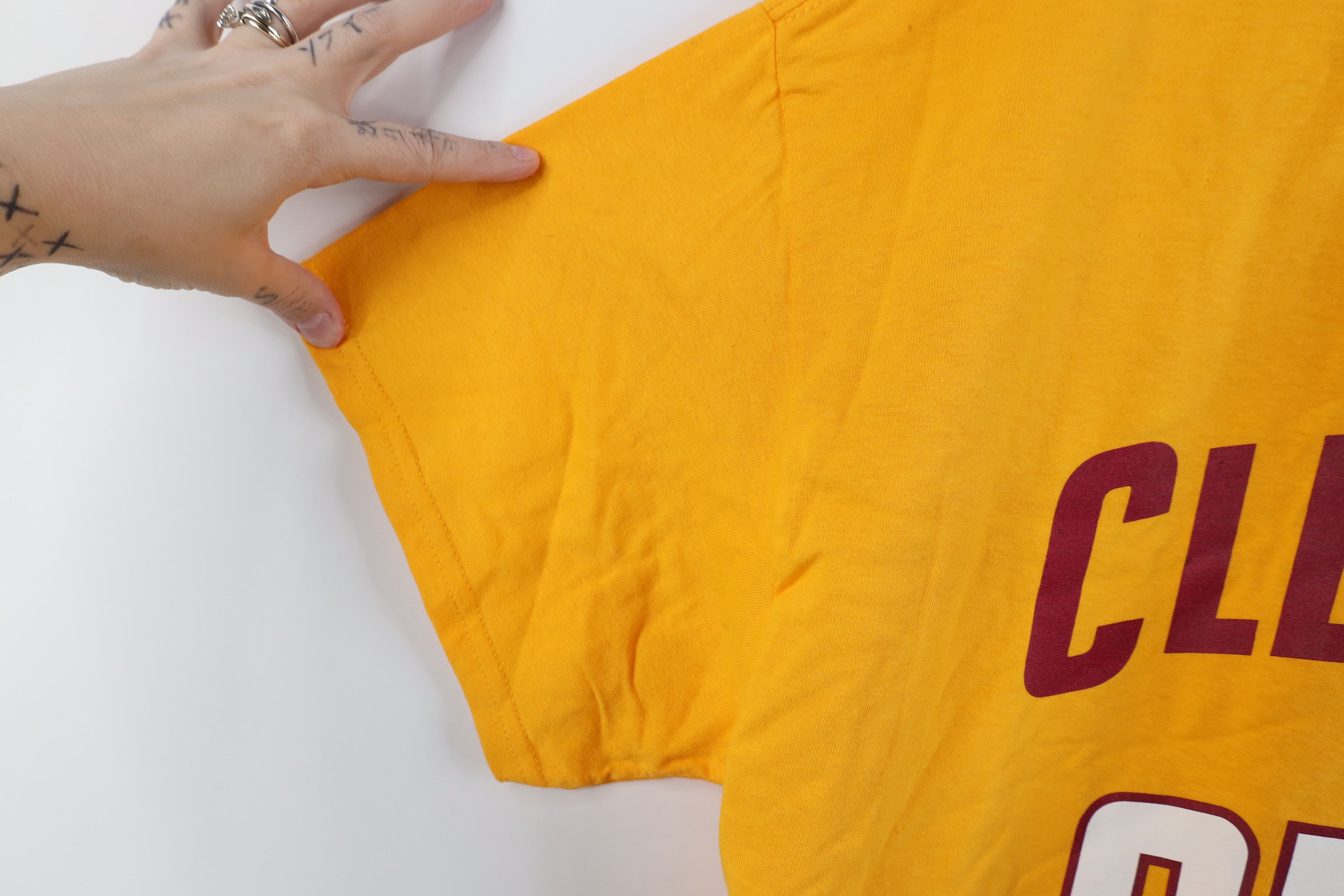 Vintage Y2K 2016 Cavaliers Basketball NBA Champions T-Shirt Yellow Size US XL / EU 56 / 4 - 10 Thumbnail