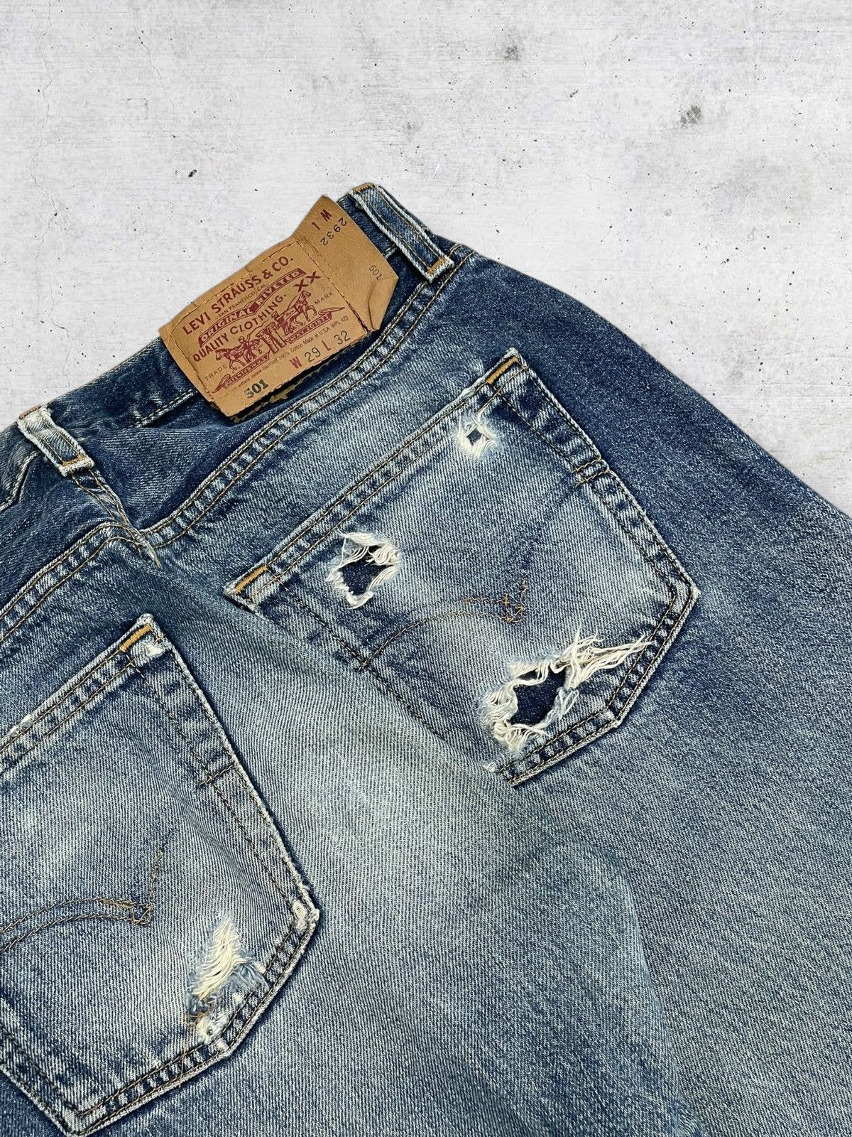 Levi's Vintage Clothing VINTAGE 501 LEVIS USA DESIGNER 90S RIPPED WHISKERING DENIM Size US 28 / EU 44 - 15 Thumbnail