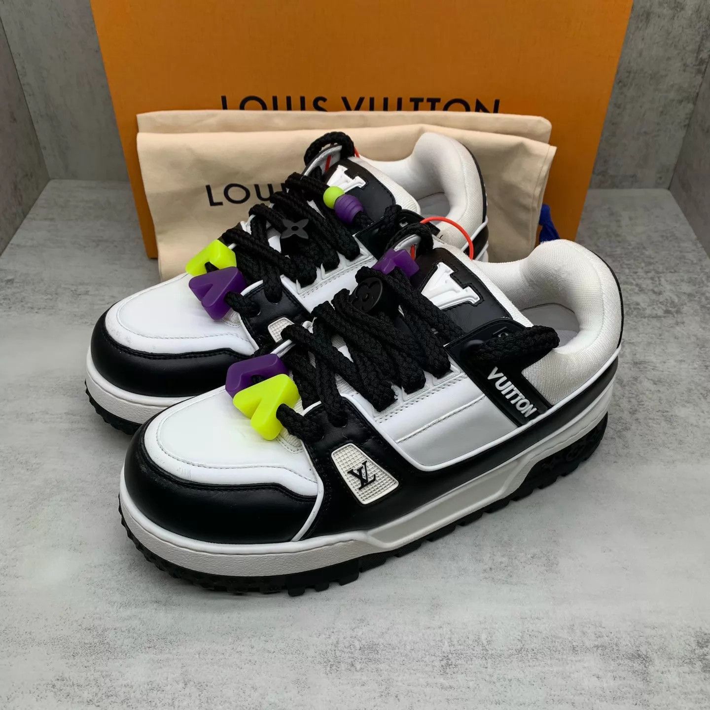 Louis Vuitton Black Low-Top Sneakers with Colorful Accents Size 8 Size US 8 / EU 41 - 1 Thumbnail