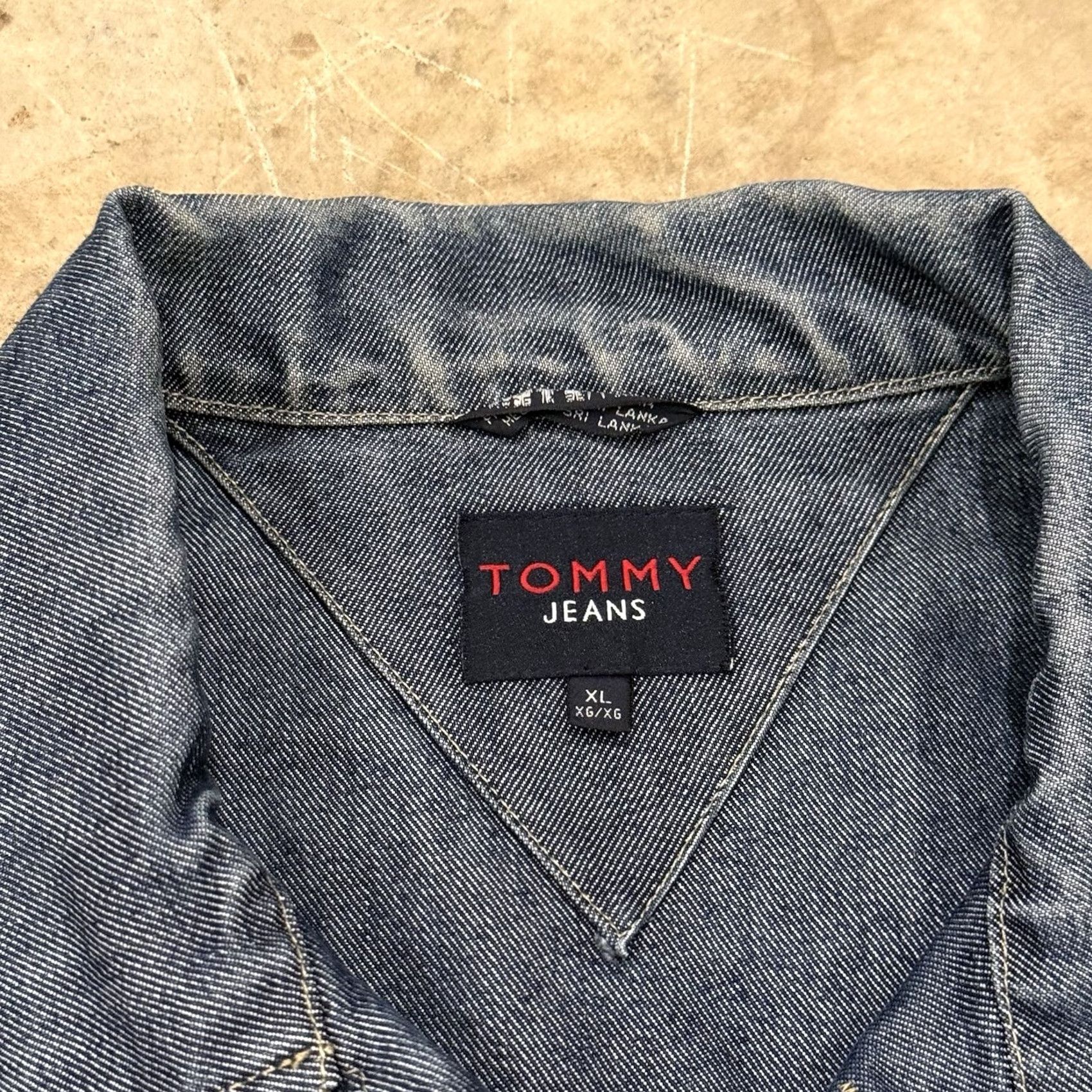 Tommy Hilfiger VINTAGE Tommy Hilfiger Denim Trucker Jacket Men XL Blue 90s Jeans Style Pockets Regular Fit Size US 36 / EU 52 - 3 Thumbnail