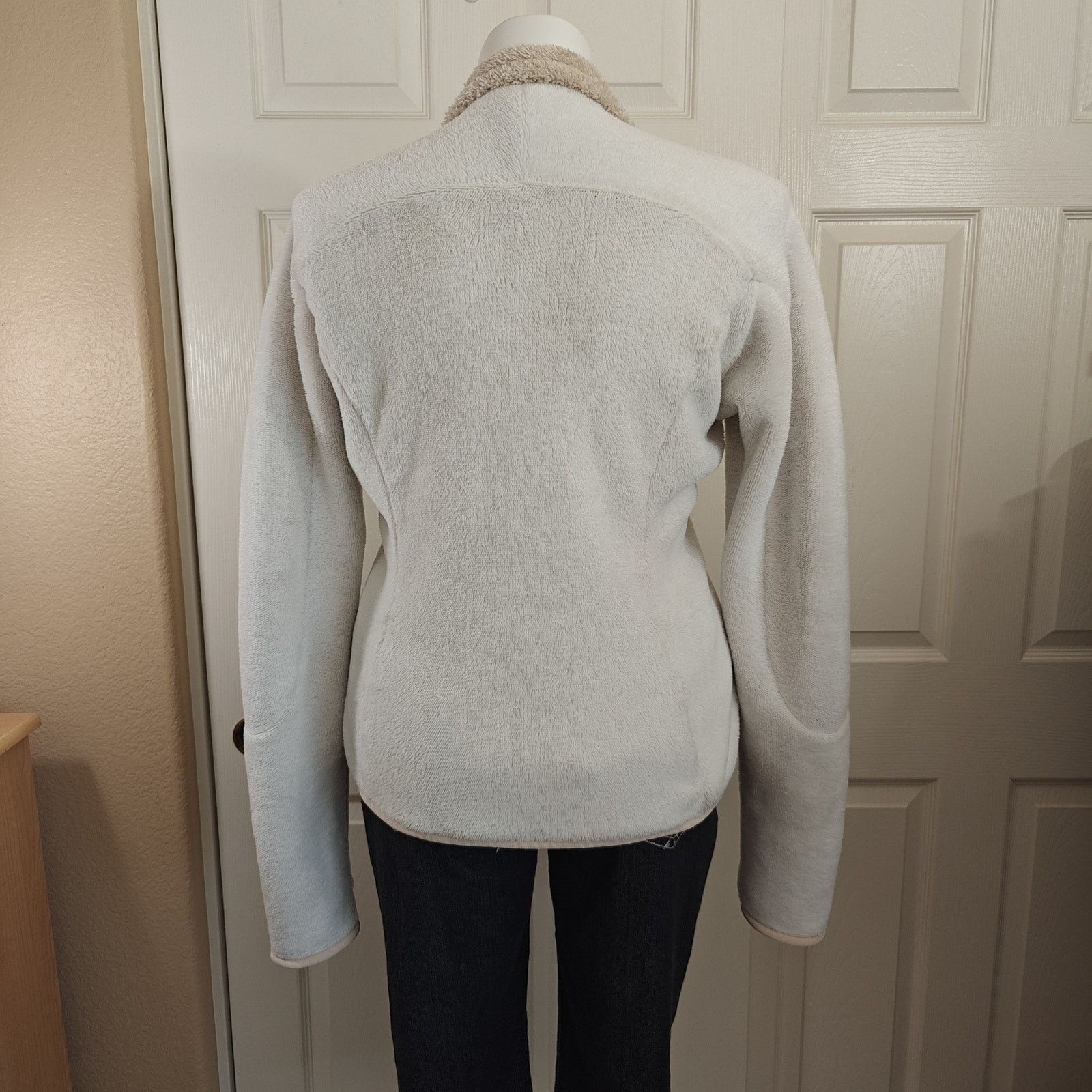 Patagonia W's Patagonia Cream Regulator R4 Fleece Jacket sz L Size L / US 10 / IT 46 - 4 Thumbnail