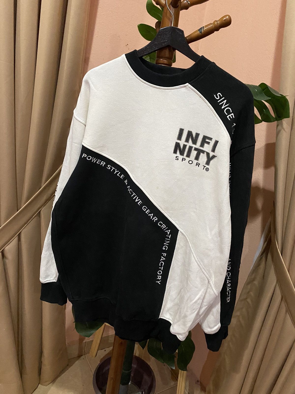 Vintage VINTAGE EMBROIDERED INFINITY SPORTS SWEATSHIRT Size US L / EU 52-54 / 3 - 4 Thumbnail