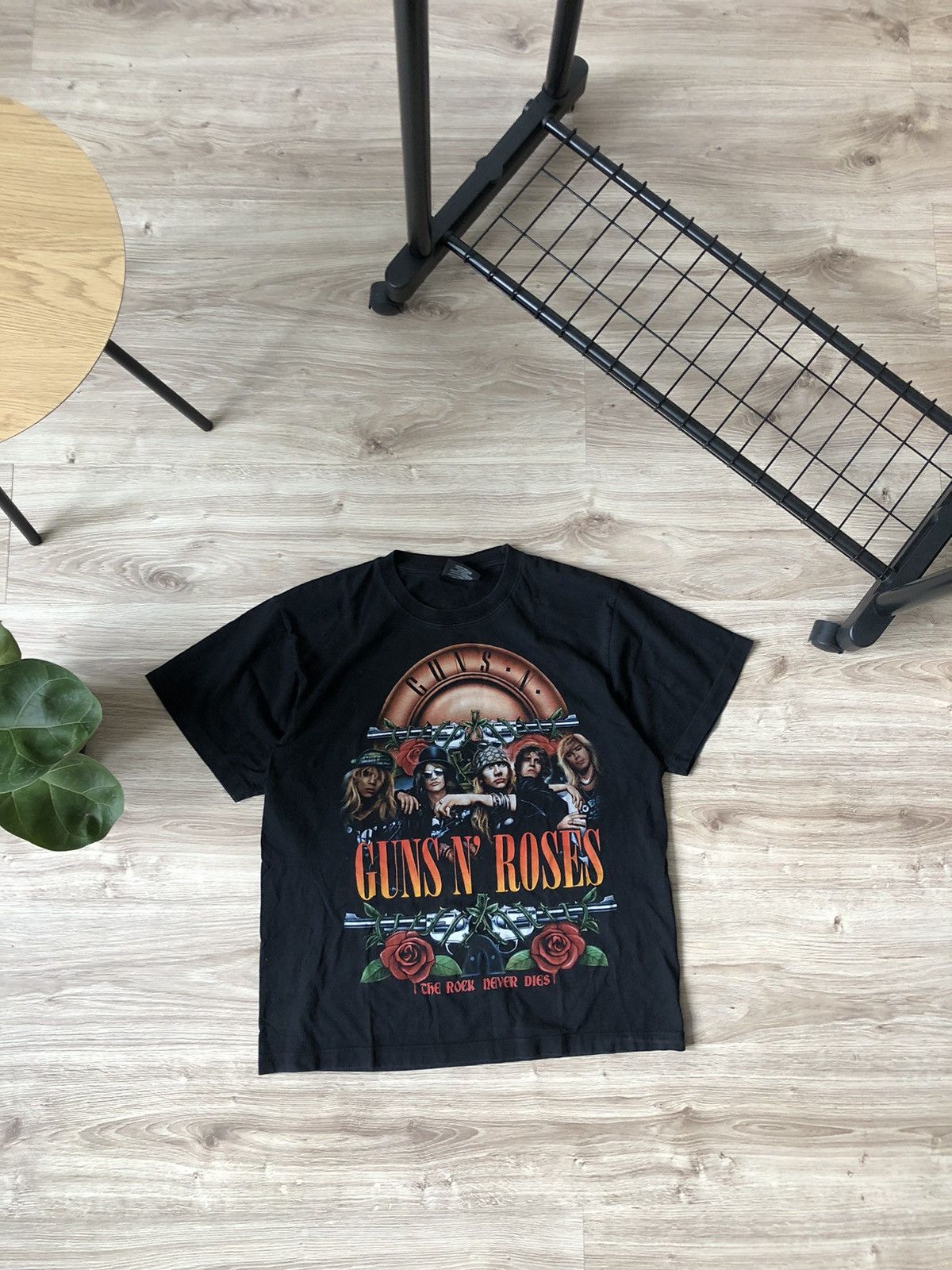 Band Tees × Guns N' Roses × Vintage Vintage Guns N Roses The Rock Never Dies Band T Shirt Size US L / EU 52-54 / 3 - 1 Thumbnail